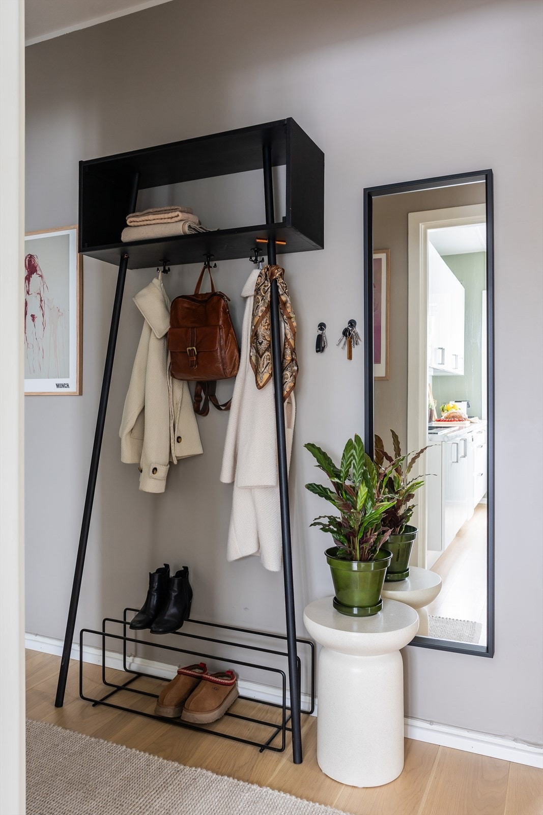 Her har du god plass til å henge ytterjakker, samt sette fra deg sko. Galleribilde