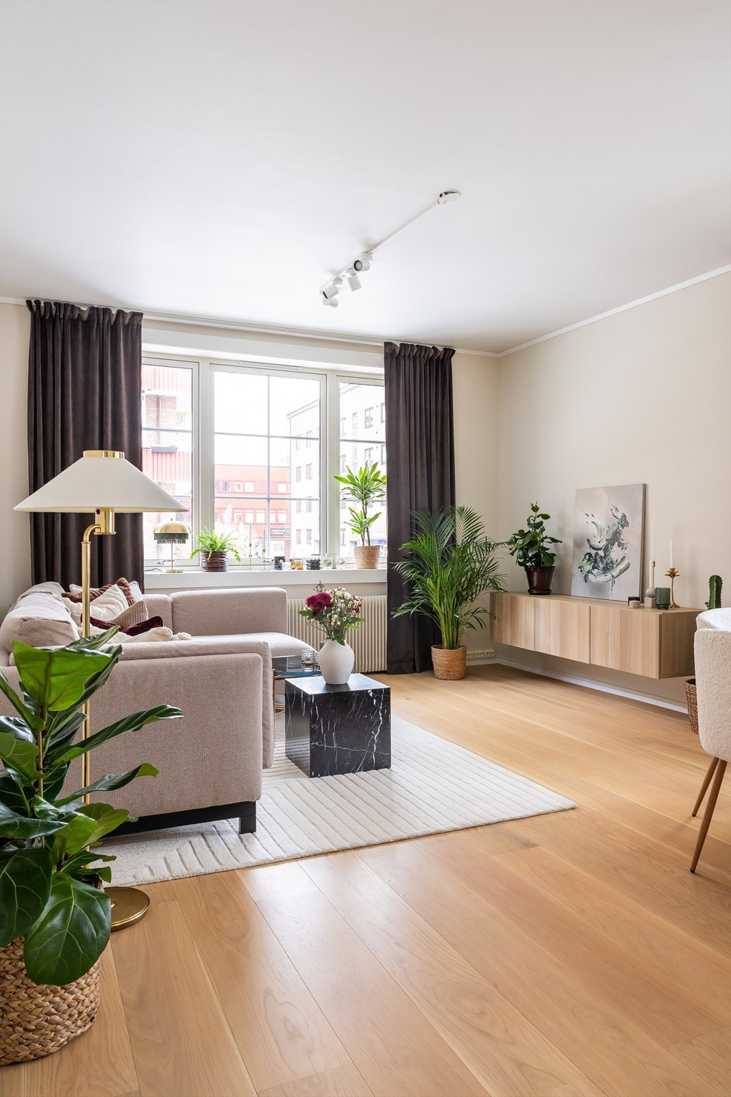 Her er det lagt ny 1-stavs eikeparkett som er gjennomgående i leiligheten. Galleribilde