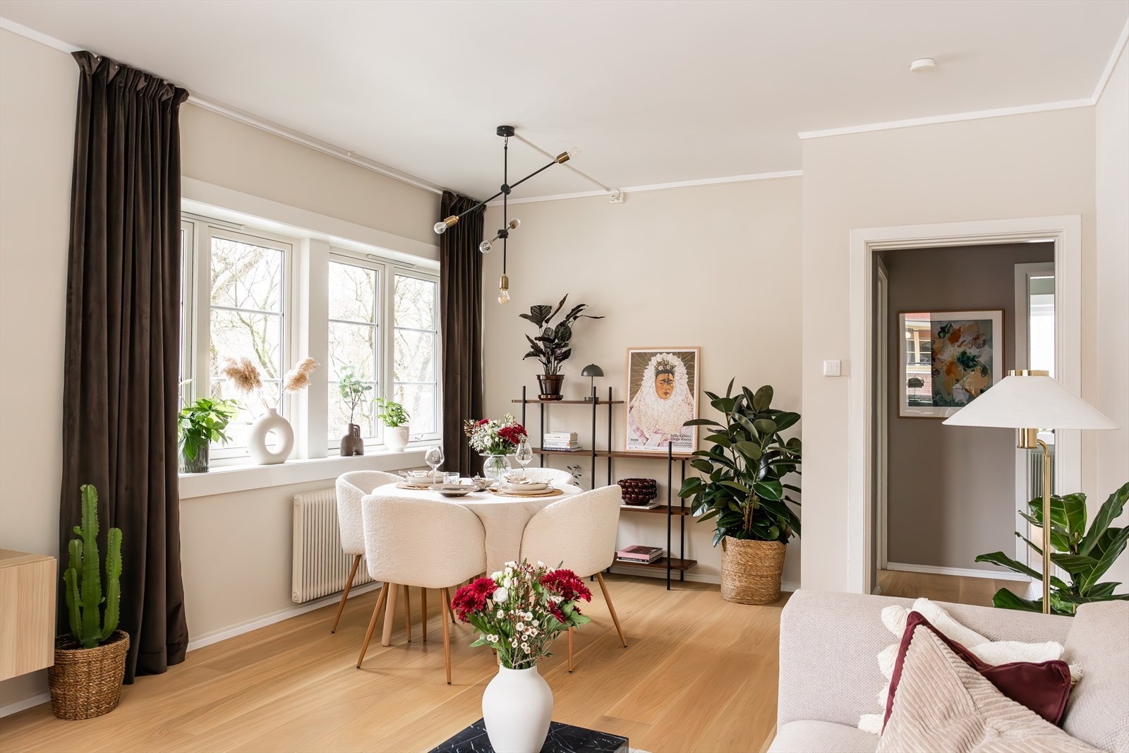 Stuen har blant annet god plass til sofa, tv-møblement samt en spisestue. Galleribilde