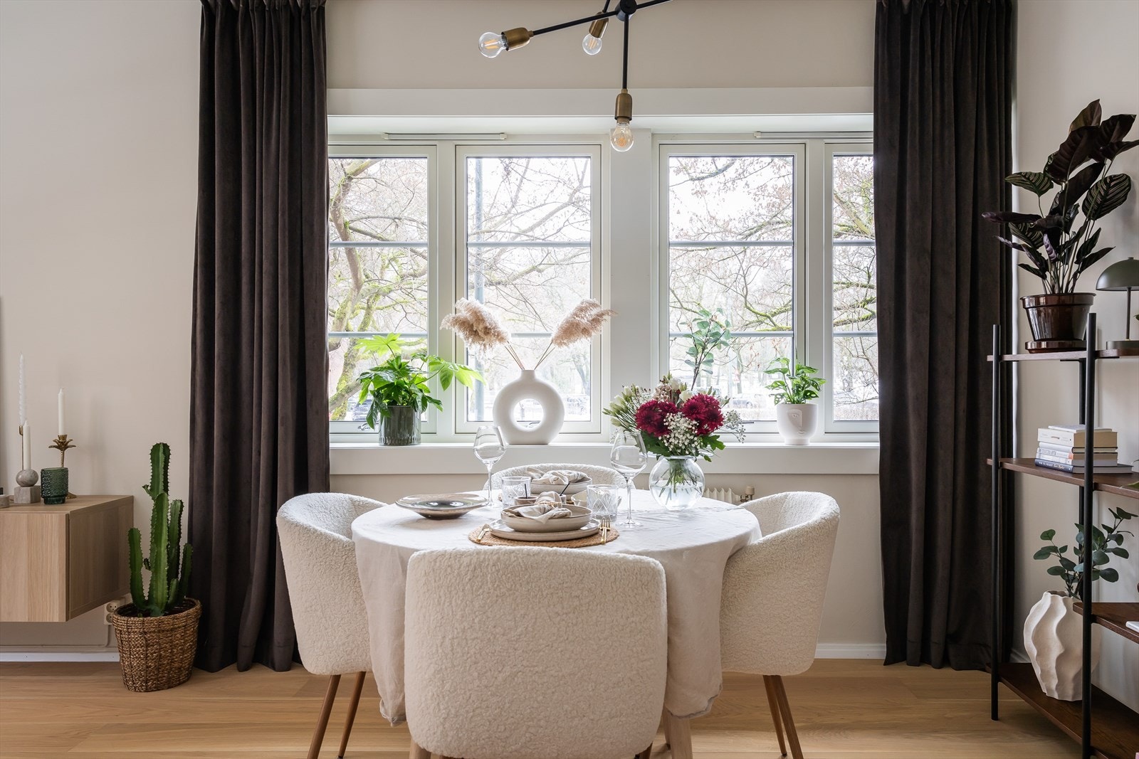 Ettersom det er endeleilighet har boligen store vindusflater som gir godt med naturlig belysning særlig i stue, samt resterende av leiligheten. Galleribilde