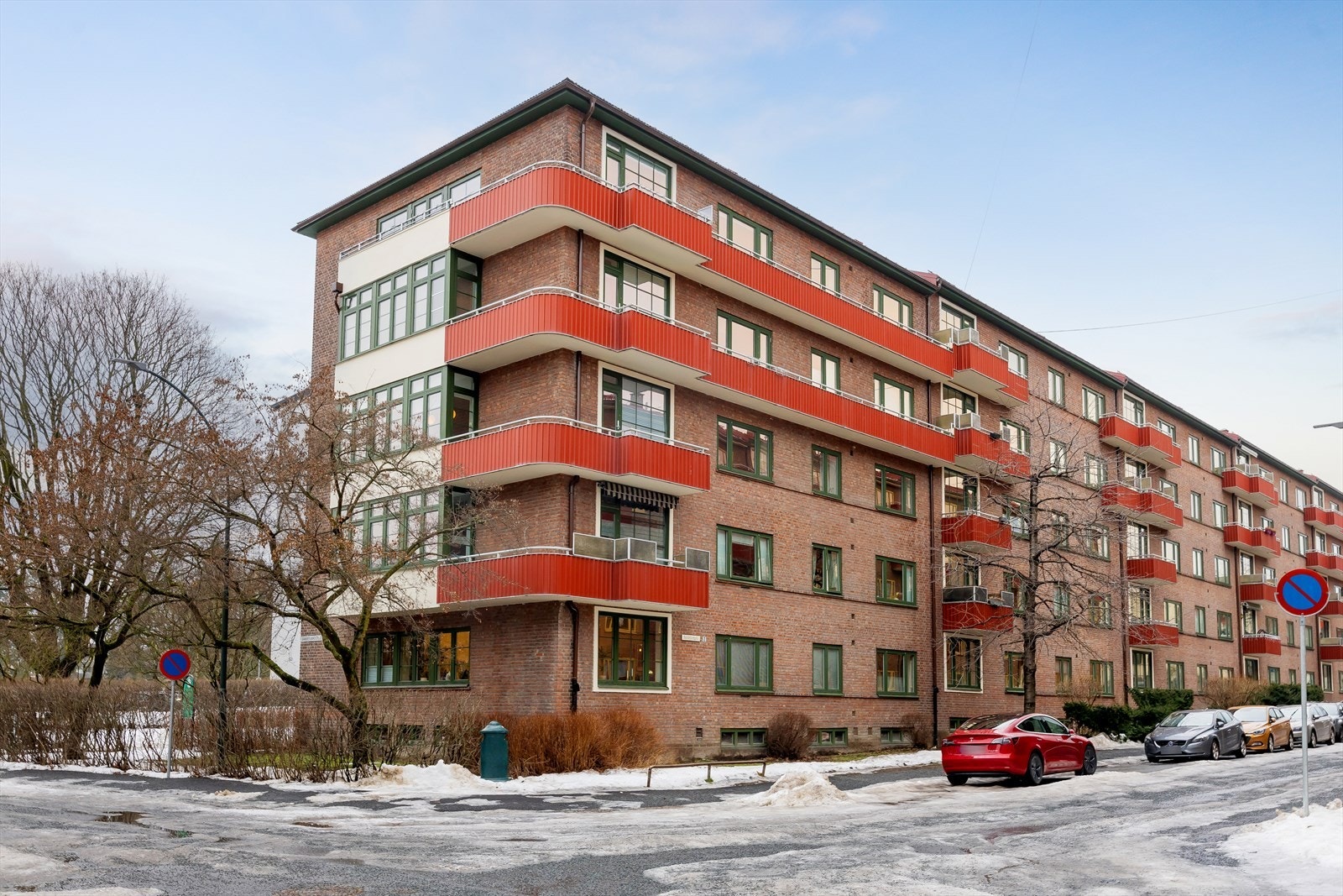 Boligen ligger i et svært attraktivt og hyggelig boligområde på Sagene i Oslo. Området er preget av en rolig atmosfære med kort avstand til et bredt utvalg av fasiliteter, samt flotte rekreasjonsmuligheter. Velkommen til visning! Galleribilde