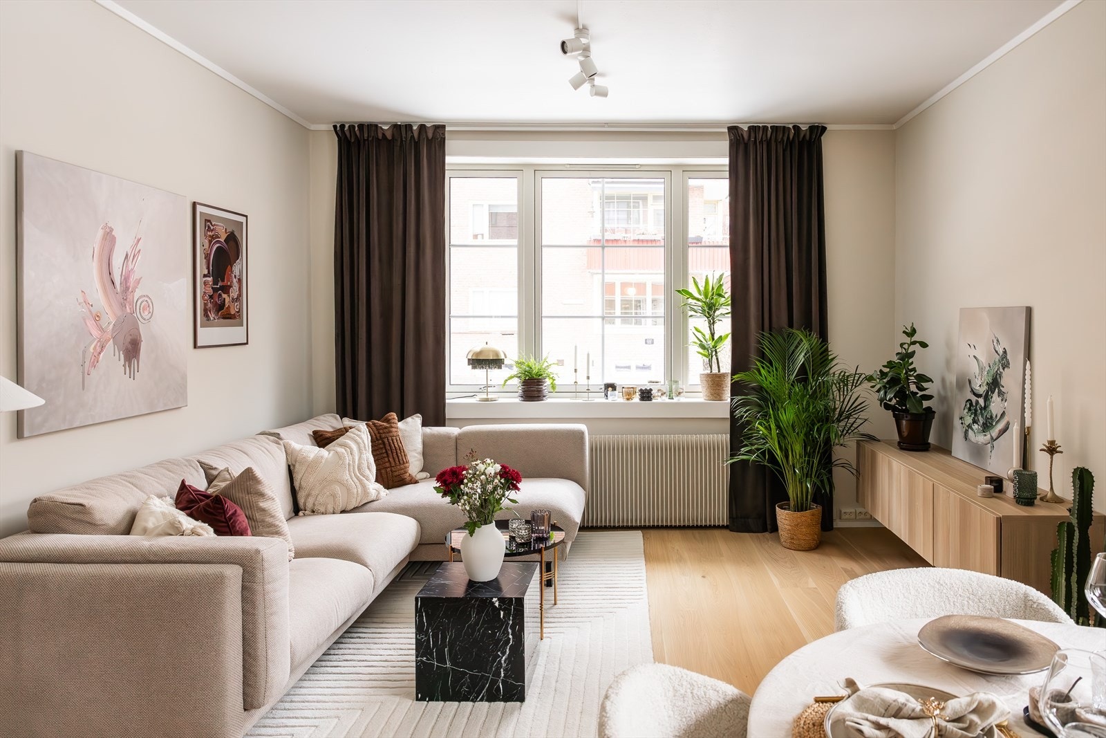 I tillegg er alle overflater i leiligheten malt i 2022, som gir et moderne og stilrent uttrykk. Galleribilde