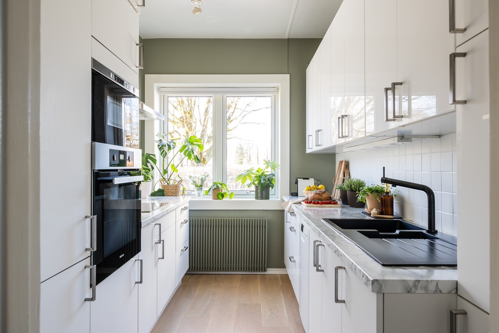 Kjøkkenet er praktisk anlagt, har rikelig med skap og benkeplass og fremstår som moderne. Galleribilde