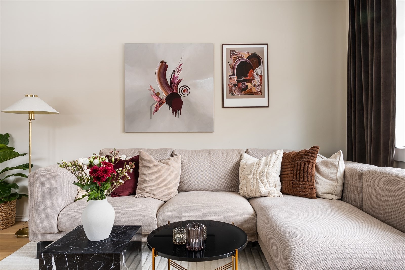 Stuen sin utforming gjør det enkelt å innrede slik man måtte ønske. Galleribilde