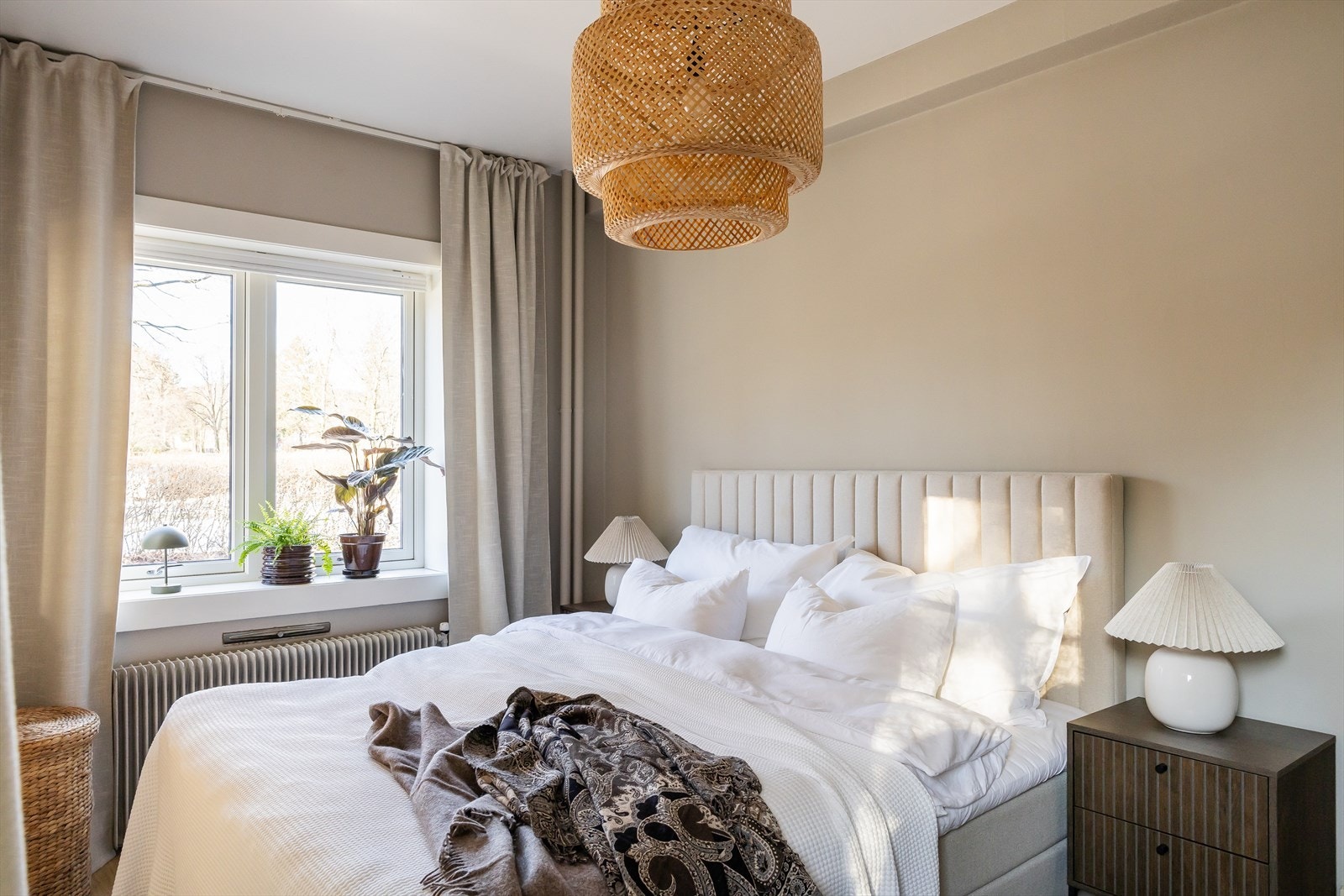 Rommet har et store vinduer som sørger for ekstra lysinnslipp. Galleribilde