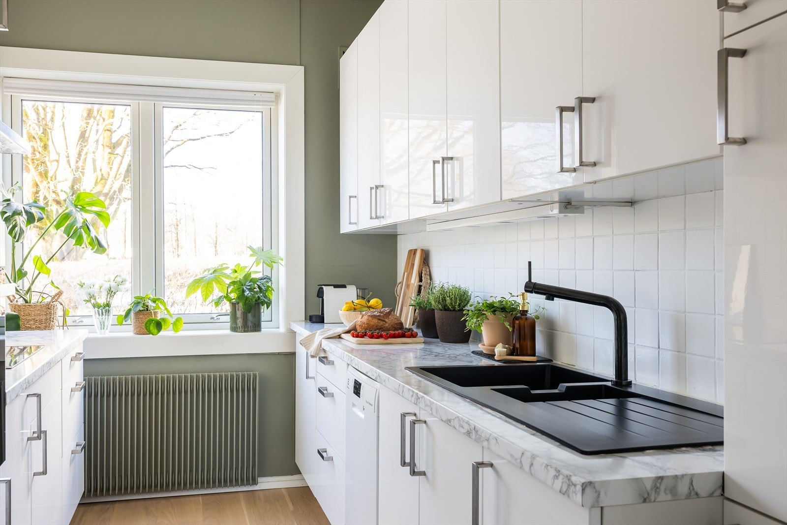 Kjøkkenet ble satt inn i 2012, og i 2017 fikk kjøkkenet ny vask, samt folie på benkeplate. Galleribilde