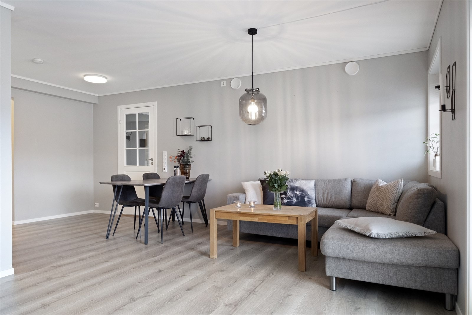 Fra stuen er det også utgang til stor terrasse. Galleribilde