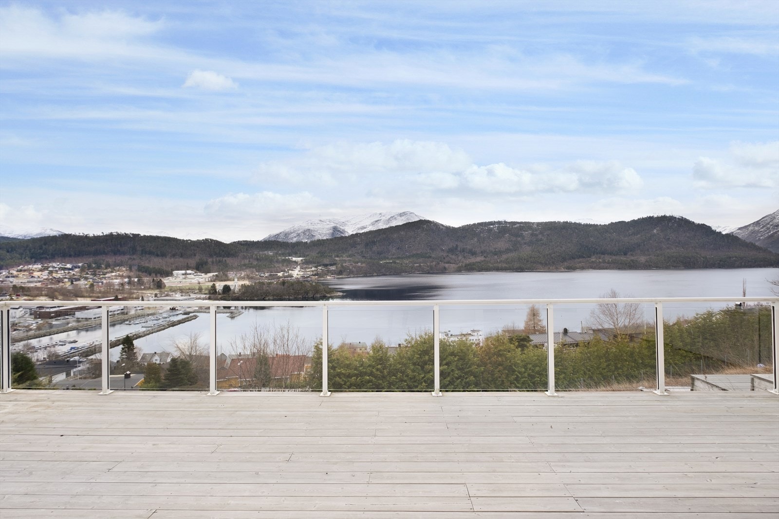 Stor terrasse med plass til både grill og sittegruppe. Galleribilde
