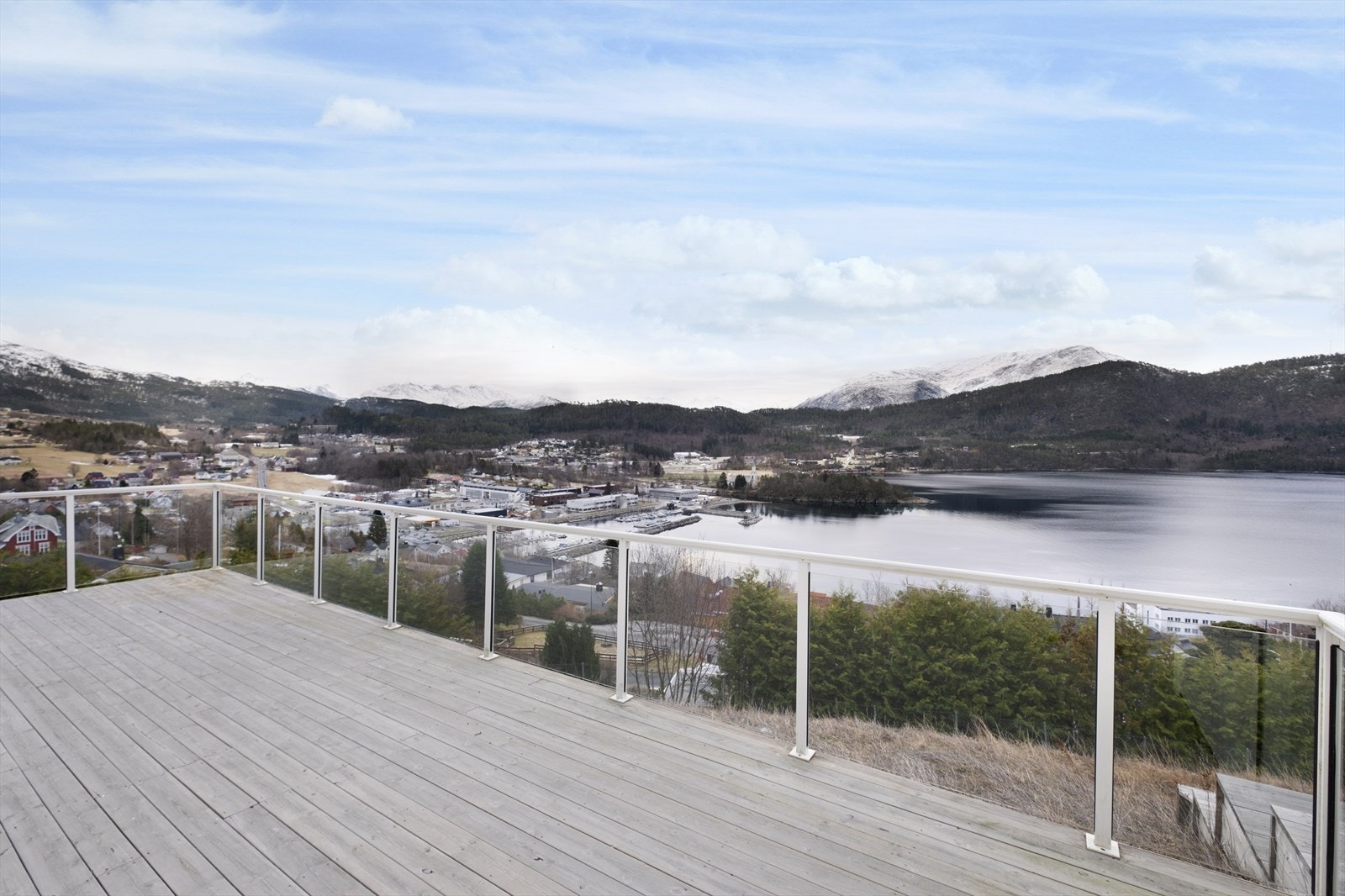 Fra leiligheten har man en aldeles nydelig utsikt mot Sjøholt sentrum mot øst og Ørskogvika og Storfjorden mot syd og vest Galleribilde