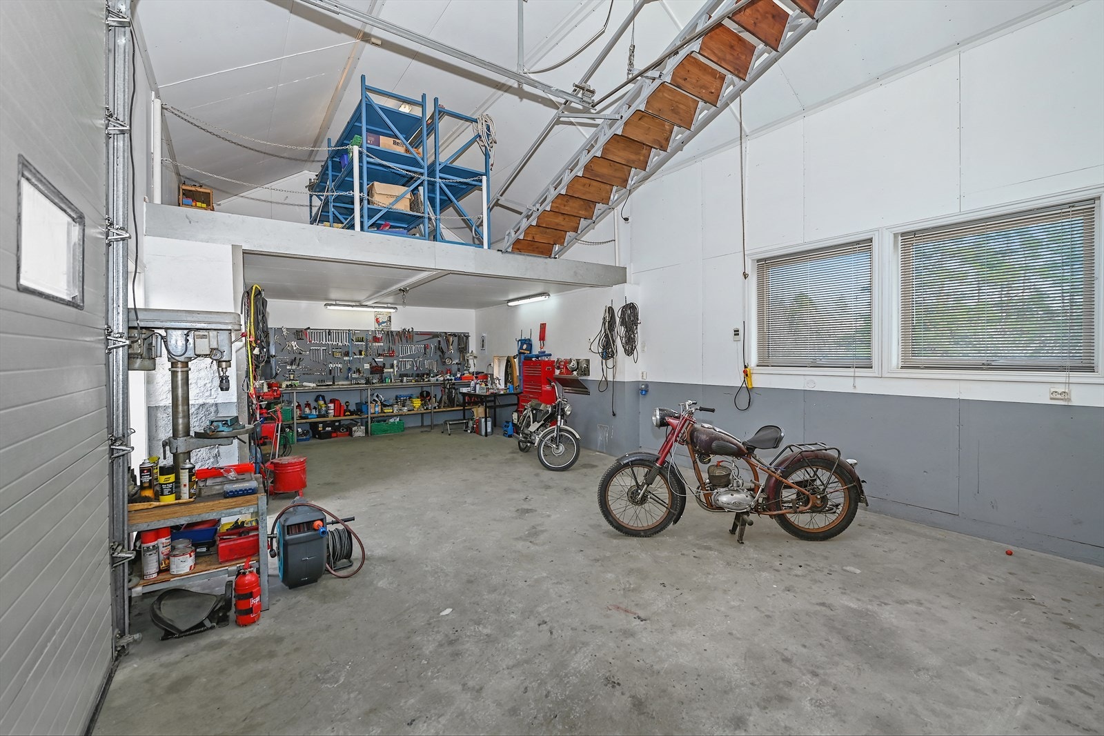 Innredet verksted på låven Galleribilde