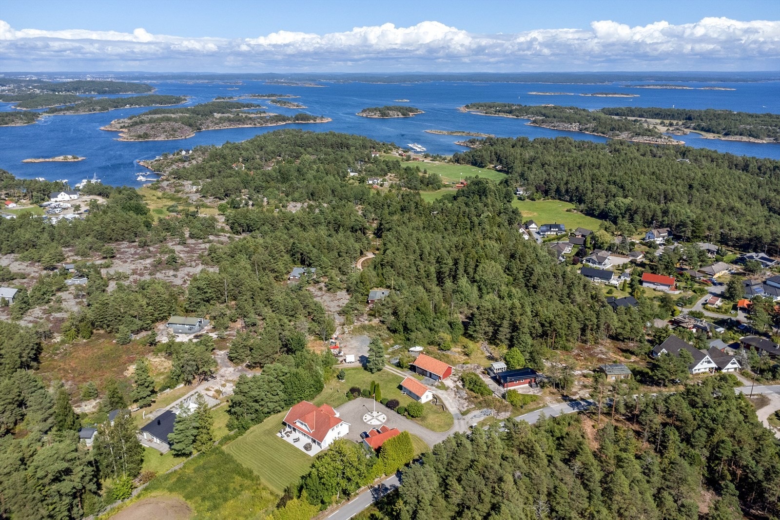 Fra Sydengen er det flotte turmuligheter, for eksempel langs Asmalsundet til Sand Galleribilde