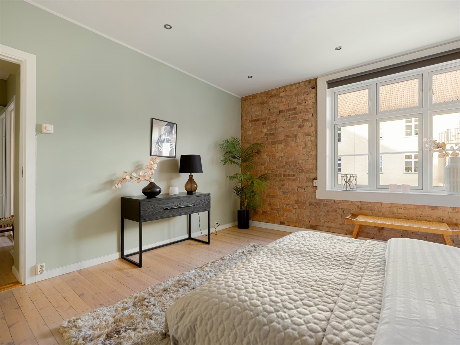 Soverommet har synlig teglsteinsvegg som gir særpreg. Store vindusflater sikrer godt med lys og luft. Galleribilde