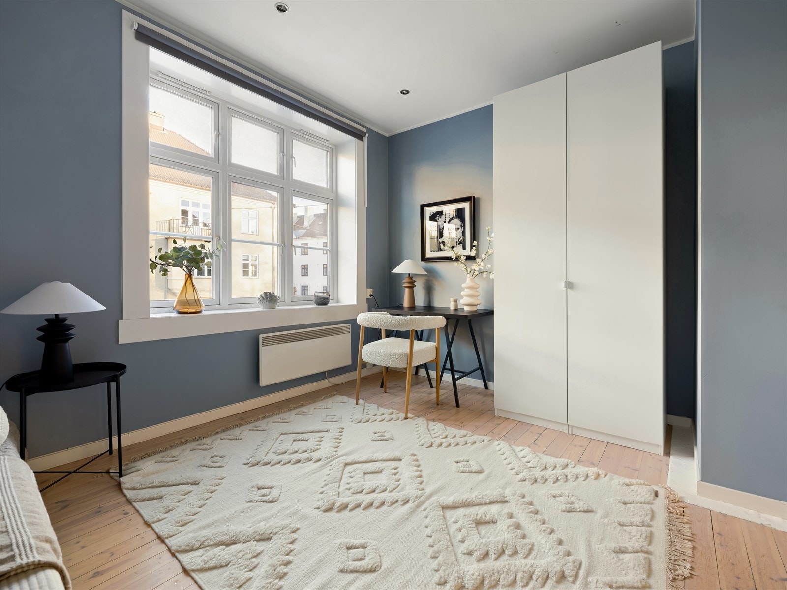 Her er det plass til seng, skrivebord og garderobeskap. Galleribilde