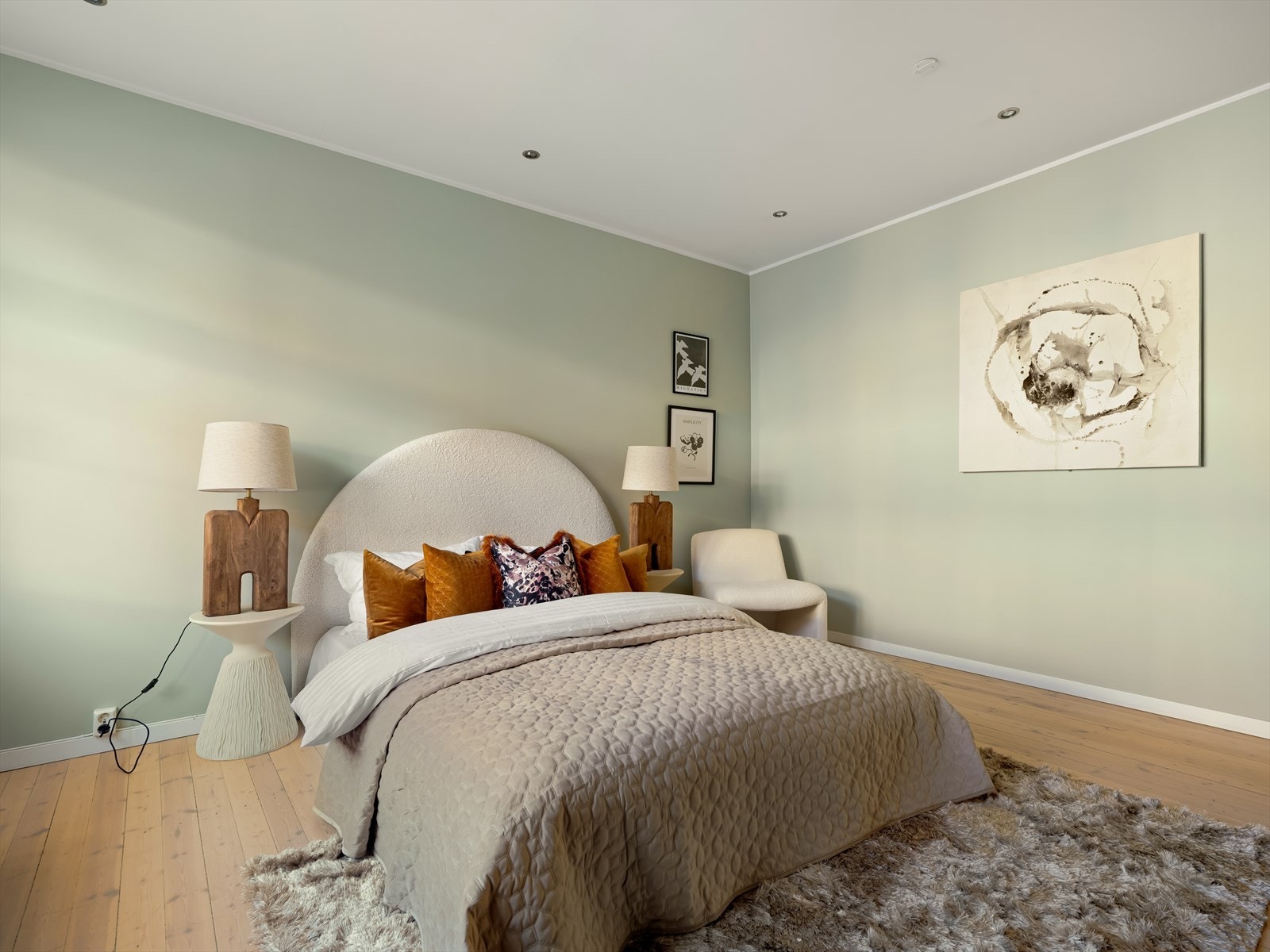 På hovedsoverommet er det god plass til dobbeltseng, nattbord og garderobeskap. Galleribilde