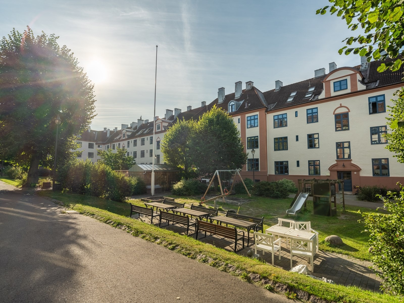 Perfekt lekeplass for de minste i bilfrie omgivelser. Galleribilde