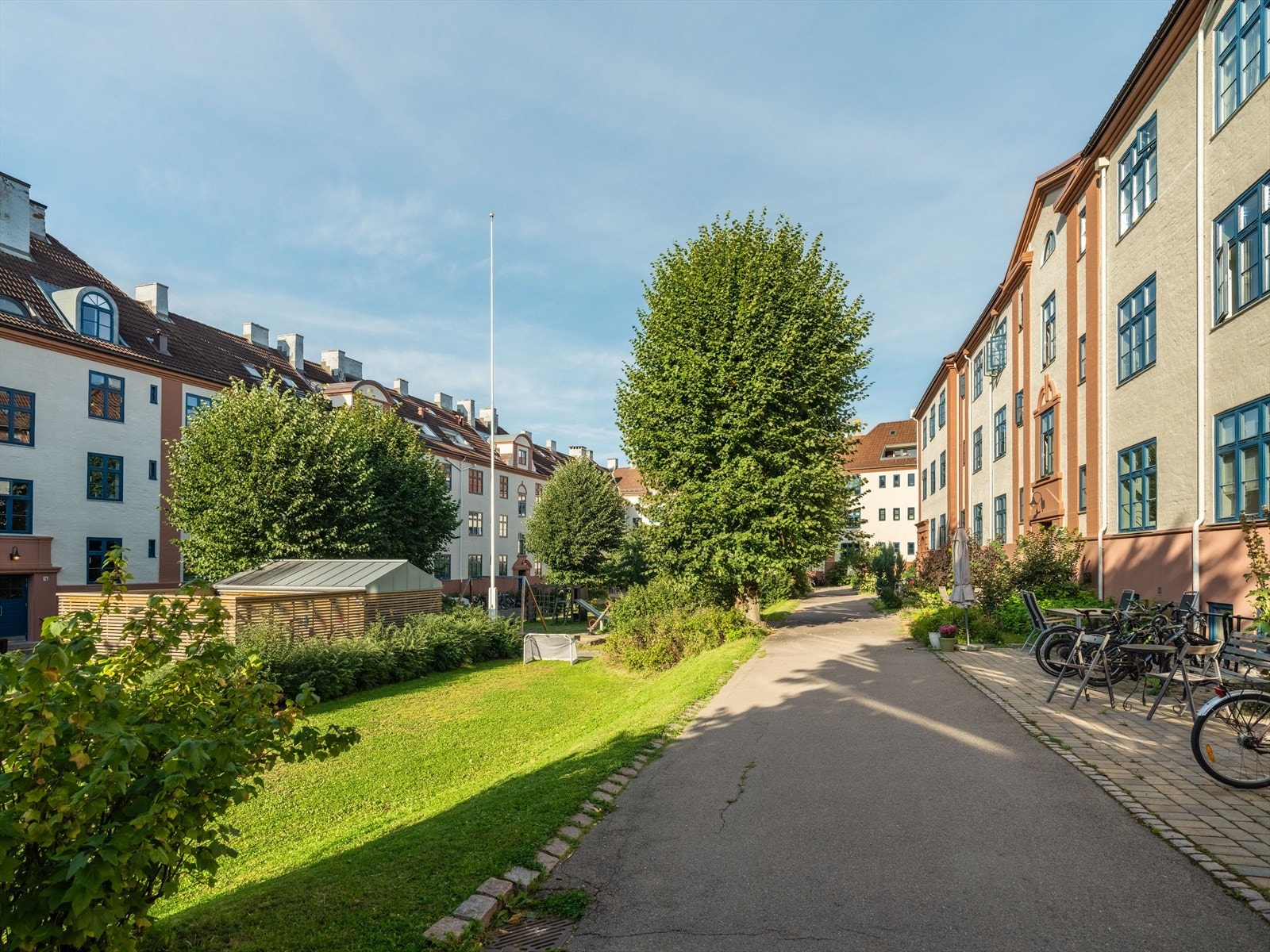 Leiligheten ligger i en klassisk gård på beste Torshov. Galleribilde