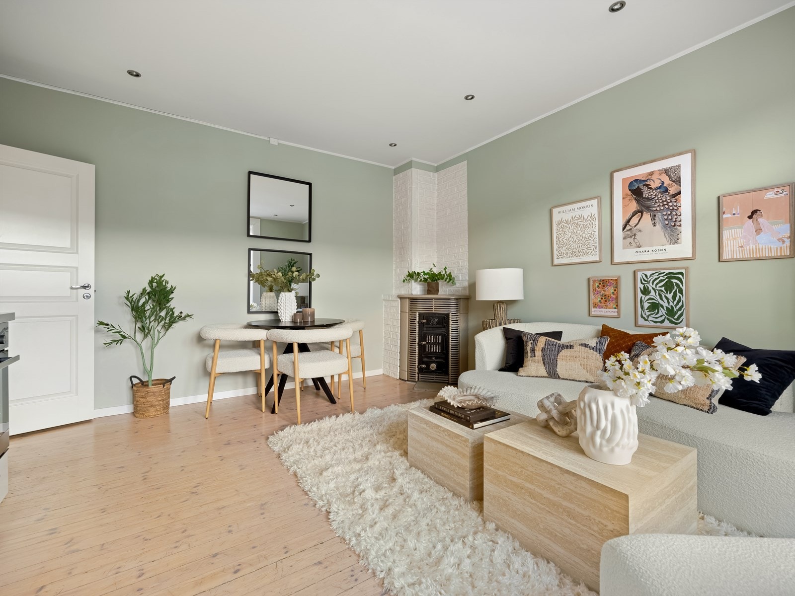 I stuen er det god plass til sofa med tilhørende sofabord og tv-benk samt spisegruppe. Galleribilde