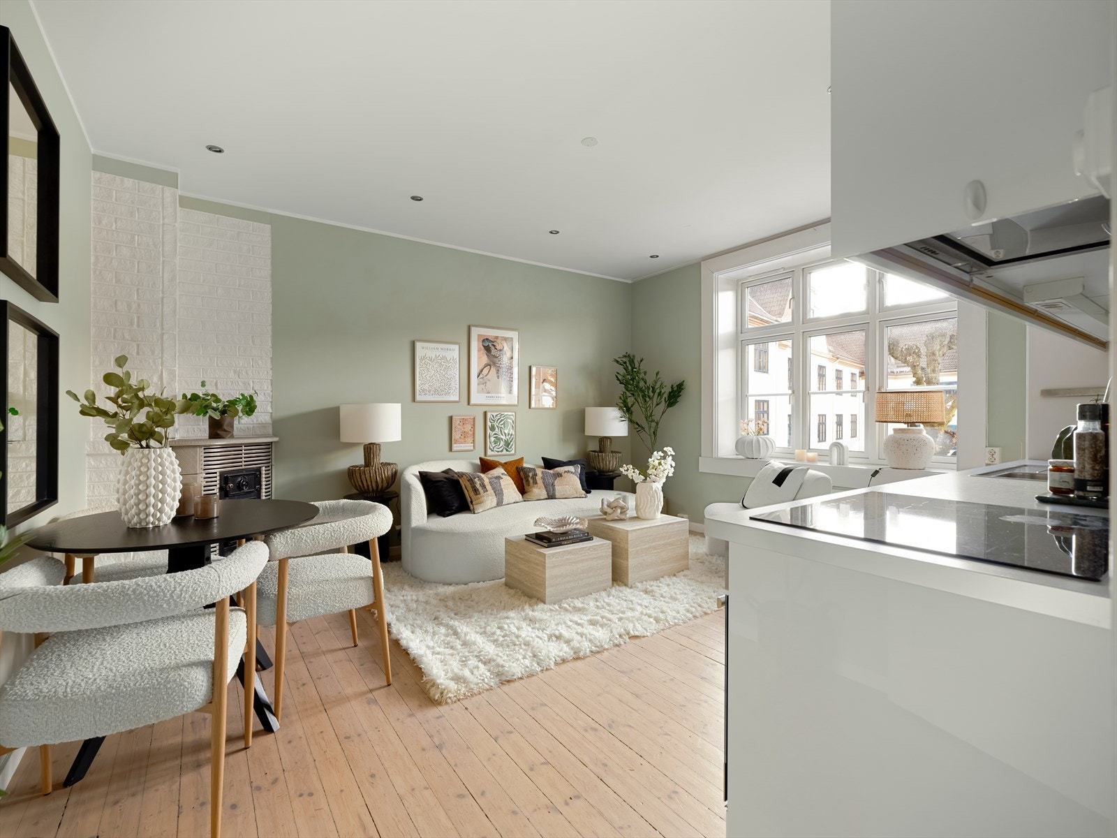 Leiligheten ligger i 2. etasje og inneholder entré, bad, to soverom, kjøkken og stue. Galleribilde