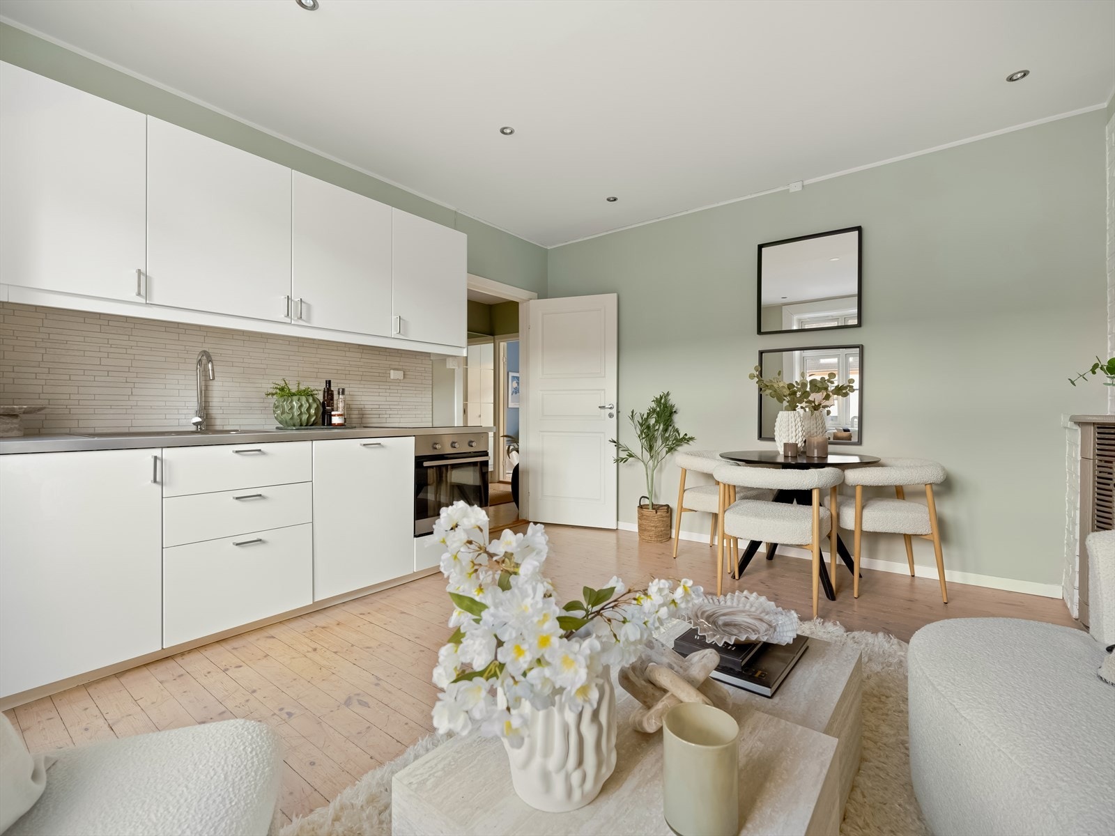 Den gode takhøyden på 2,65 meter og de store vindusflatene sikrer en åpen og god romfølelse. Galleribilde