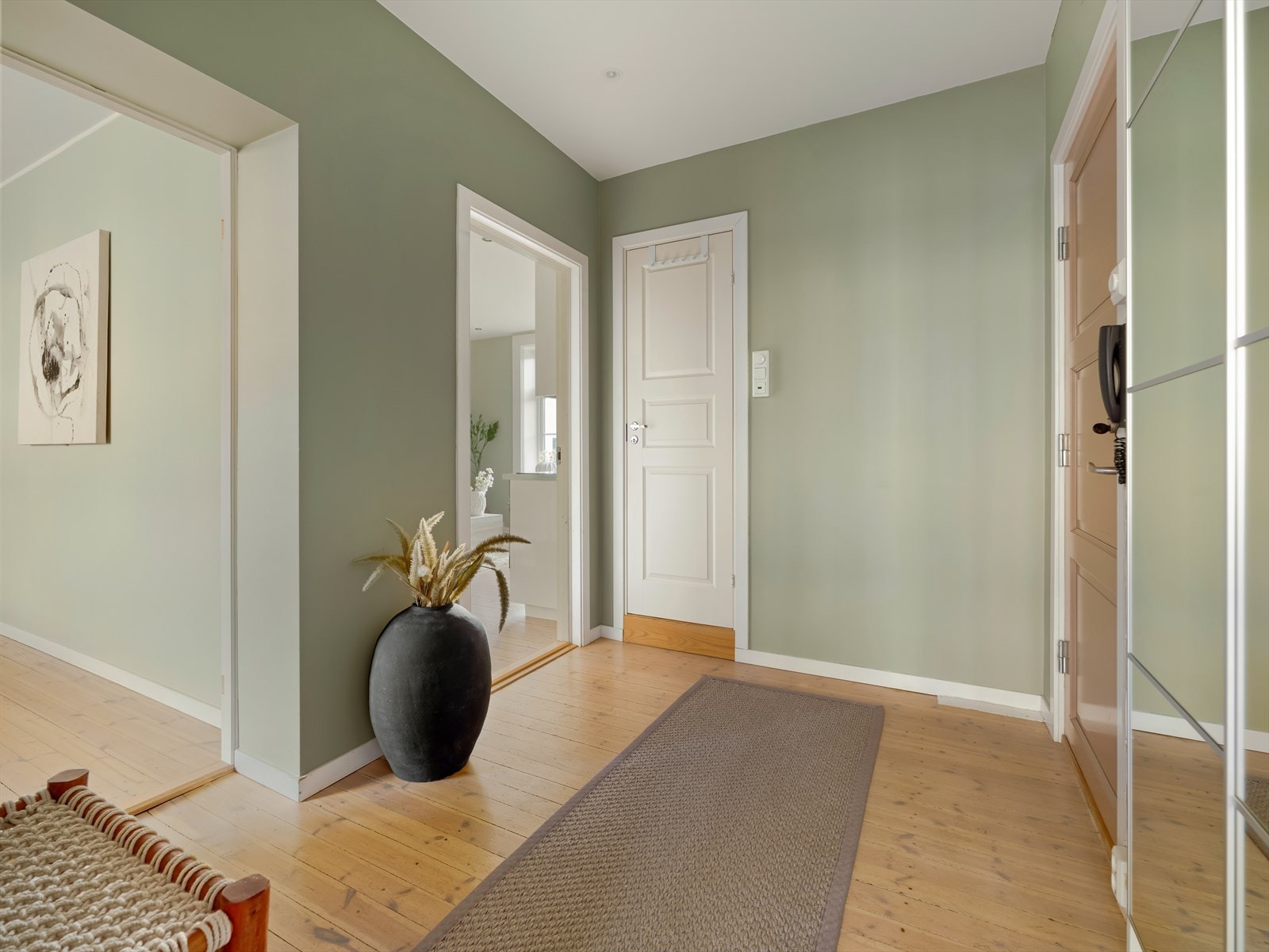 Romslig og innbydende gang med plass til sko og yttertøy i innebygd skap. Galleribilde