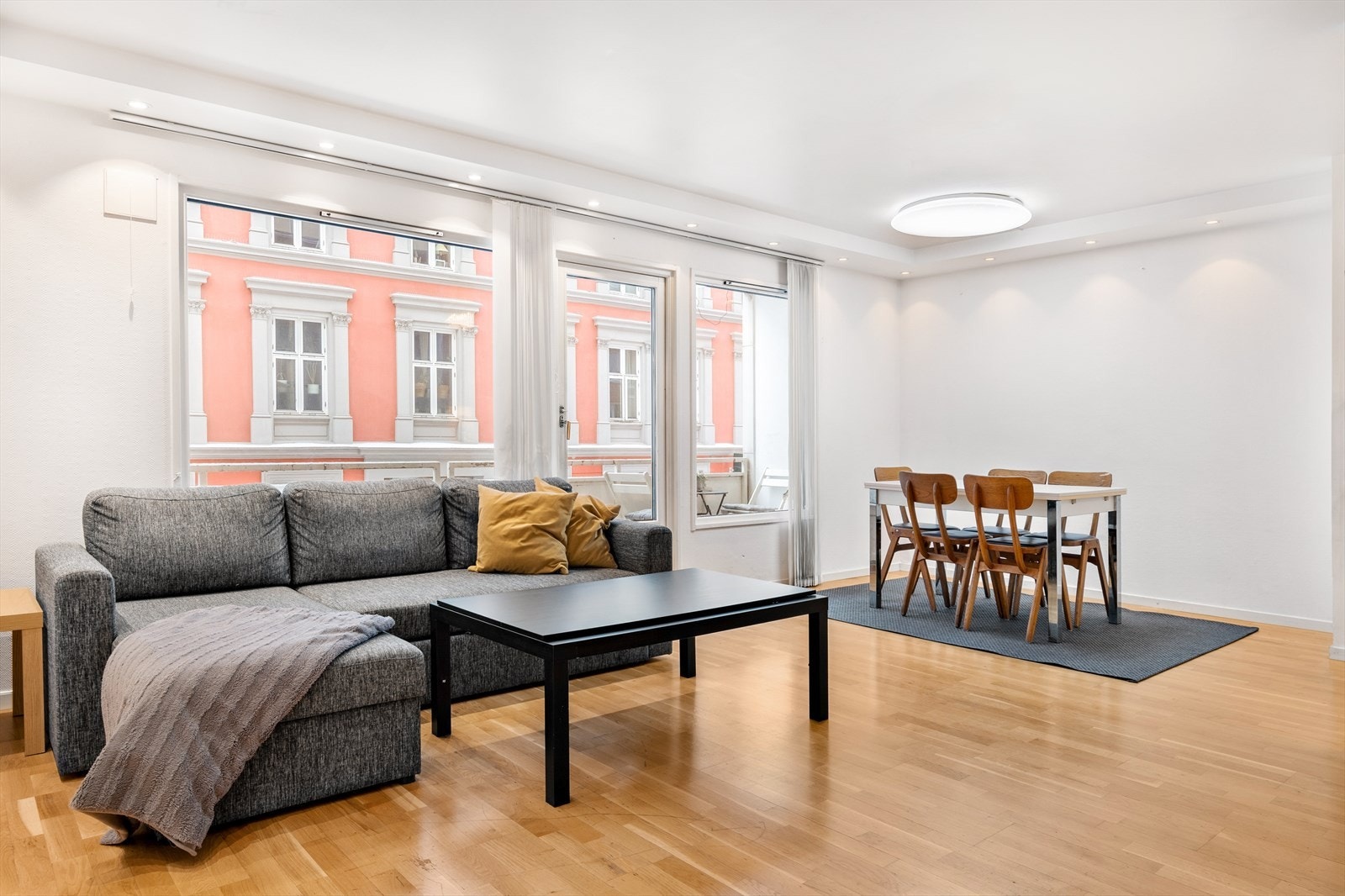 Rommet har delikat belysning i form av kasser med downlights som omkranser rommet. Galleribilde