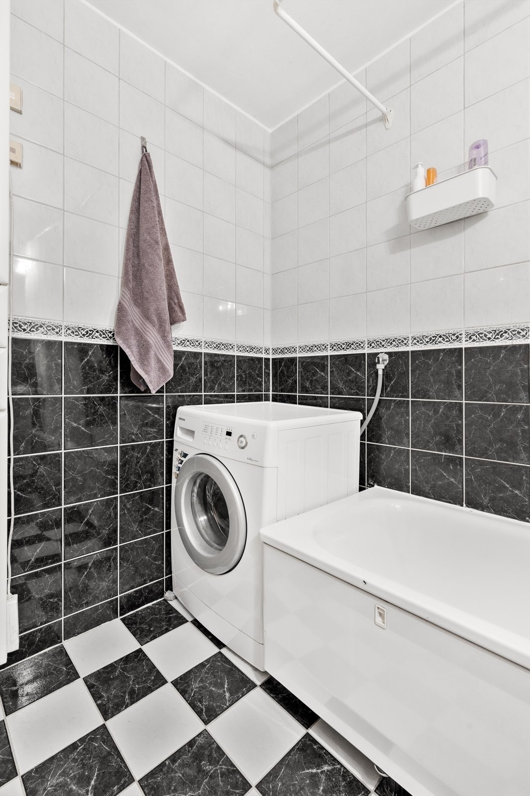 Badet har opplegg for vaskemaskin. Galleribilde