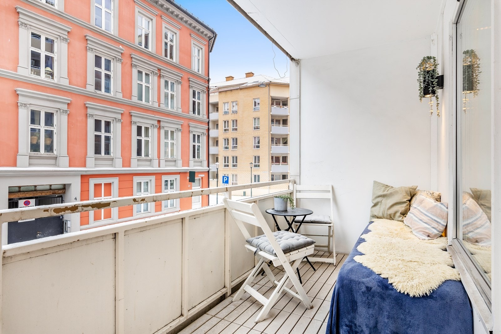 Fra stuen er det utgang til en nordvestvendt balkong med god plass til utemøbler og grill. Galleribilde