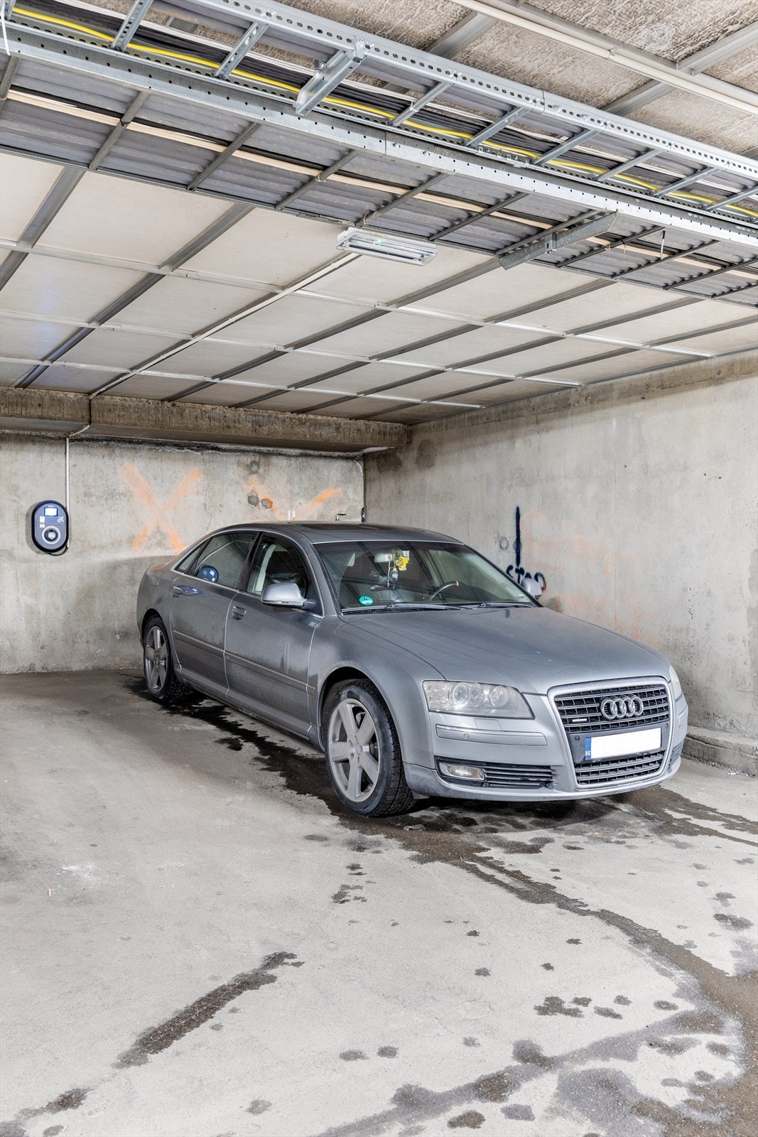 Det medfølger en biloppstillingsplass i fellesanlegg under blokken. Parkeringsplassene i garasjeanlegget er seksjonert som tilleggsdeler til boligseksjoner i sameiet. Galleribilde