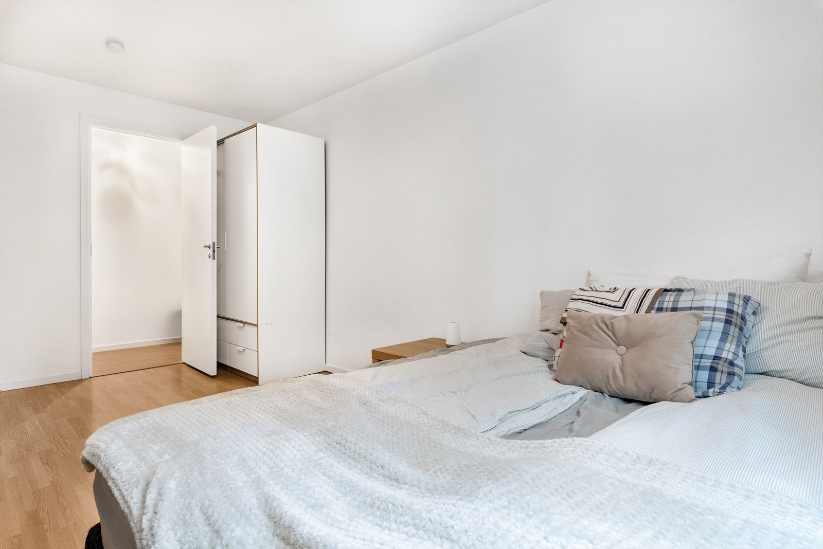 Leiligheten har to gode soverom, hvorav hovedsoverommet er svært luftig og har tilgang til bod. Galleribilde