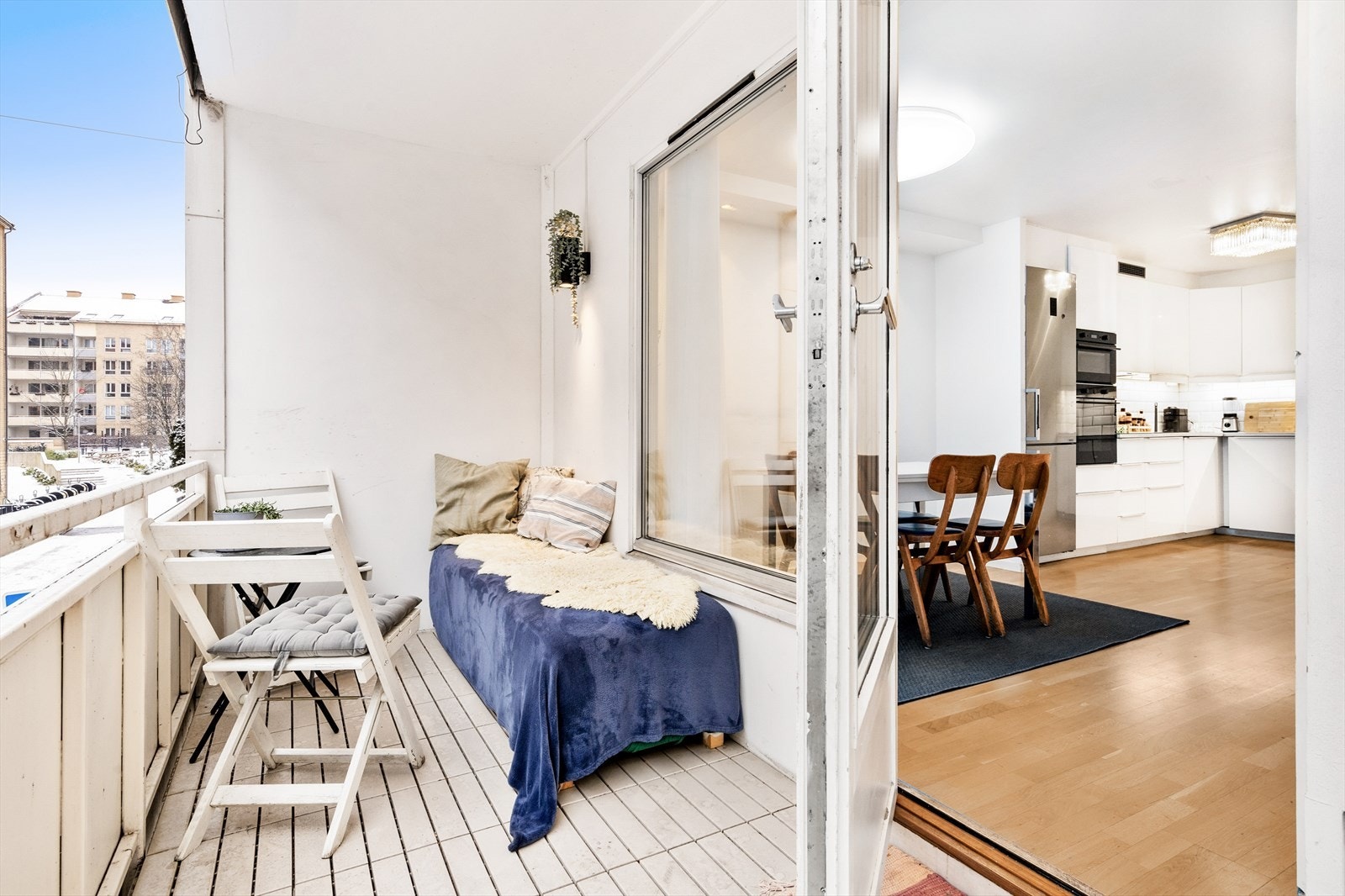 Den store balkongen fungerer som en forlengelse av stuen i sommerhalvåret. Galleribilde