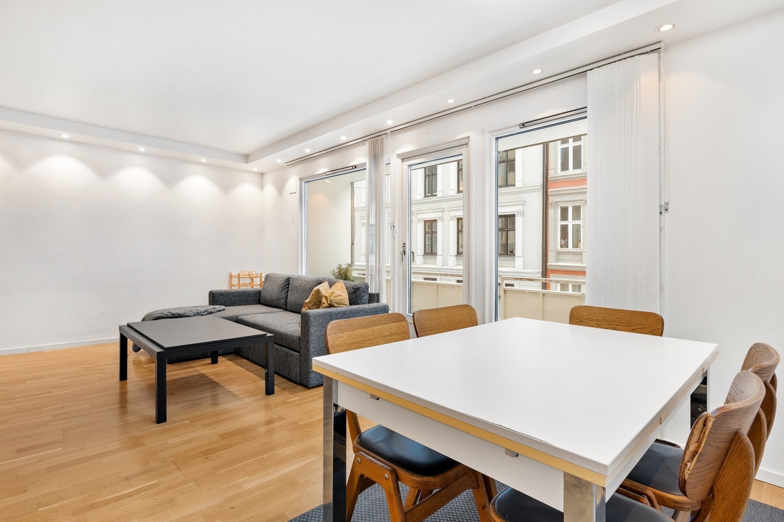 Stor og lys stue som er enkel å innrede med sofagruppe, TV-møblement og spisestue. Galleribilde