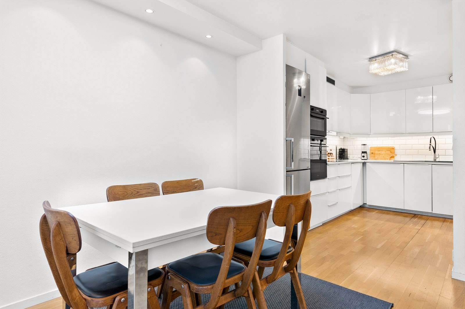 Her er det plass til stort spisebord hvor venner og familie kan samles til hverdag og fest. Galleribilde