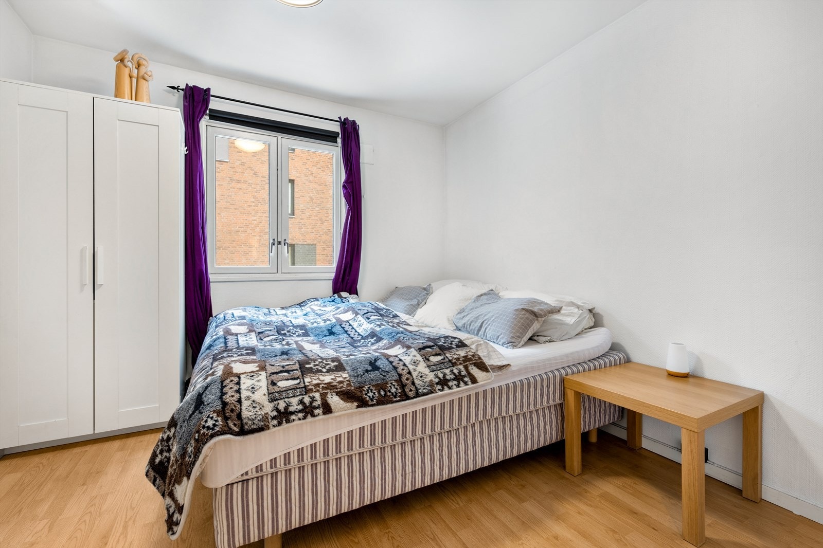 Soverom 2 med plass til dobbeltseng og garderobeskap. Galleribilde