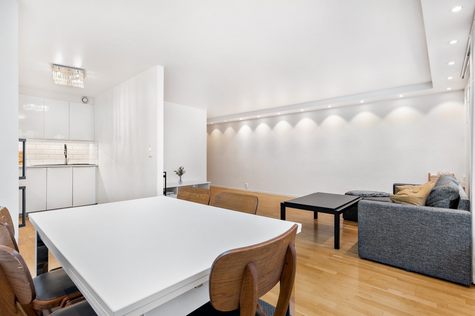 Naturlig plass til spisestuebord i overgangen mellom stue og kjøkken. Galleribilde