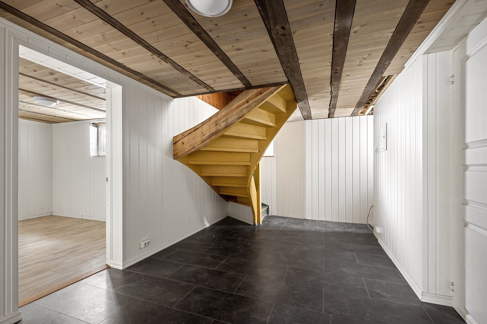Fra trappen ned til underetasjen er det en stor gang. Galleribilde