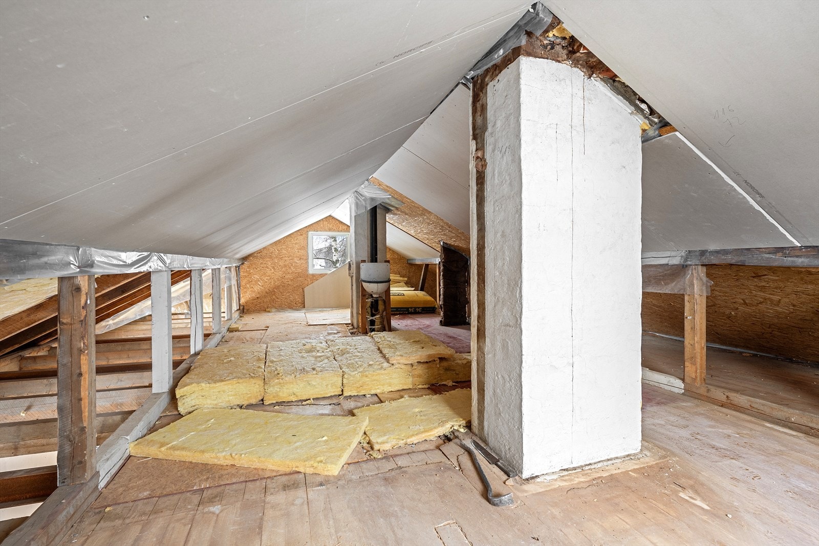 ulvareal inkludert trappeåpning og innervegger er oppmålt til ca.36 m². Galleribilde