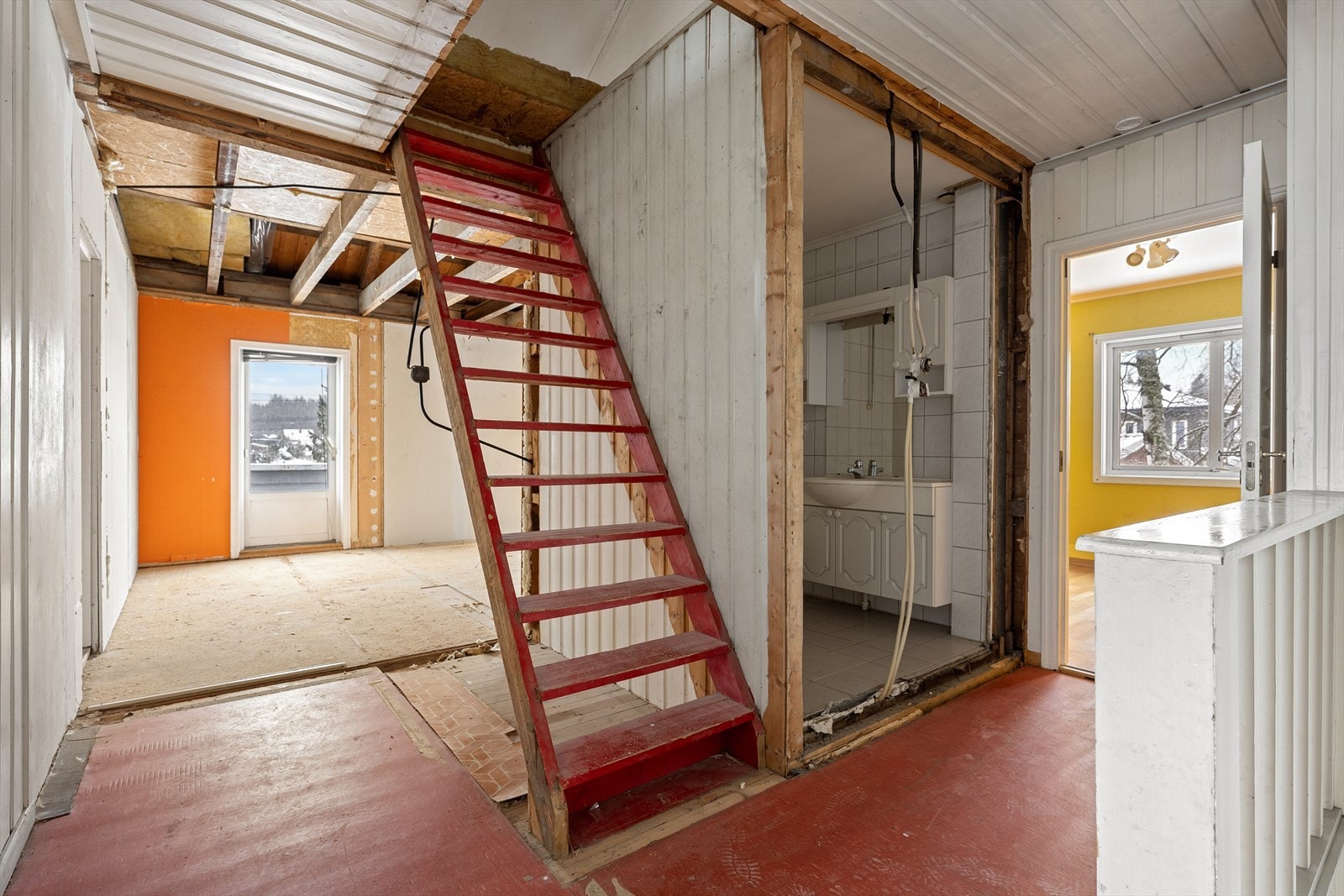 Det er store potensialer i hele boligen. Trapp opp til loft. Galleribilde