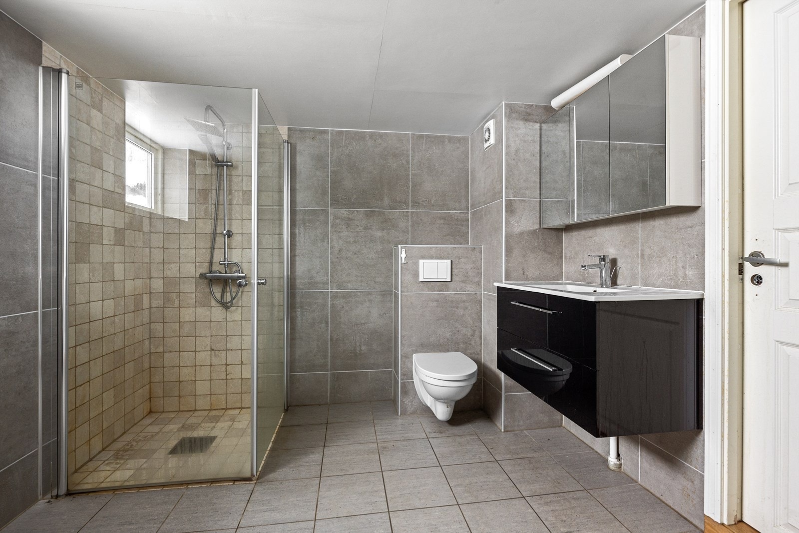 Vaskerom/bad i kjeller er pusset opp i 2019, men det foreligger ingen dokumentasjon på arbeidet. Galleribilde