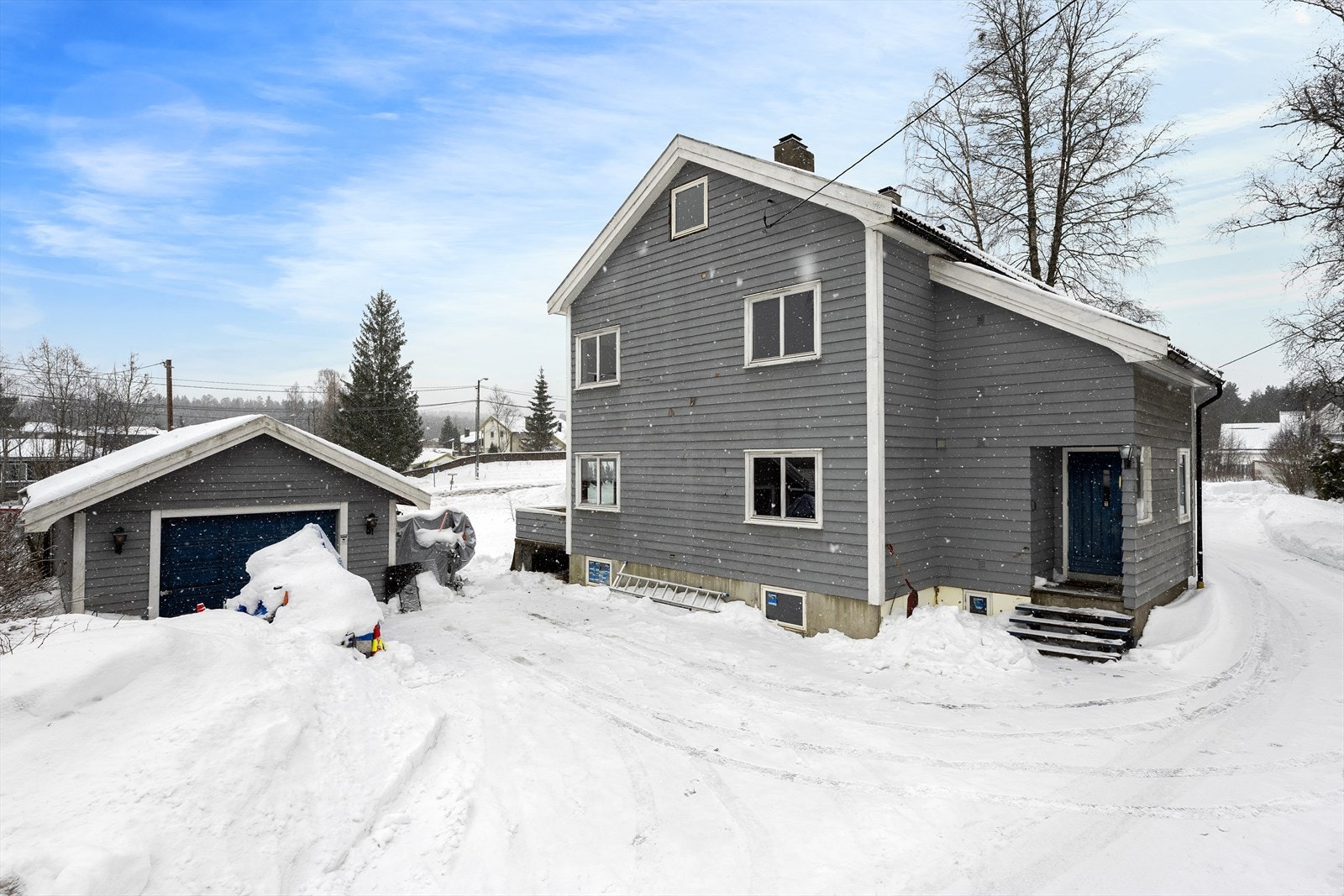 En stor enebolig på 234 m² + ca.36 m² gulvareal på loft med behov for totalrenovering. Galleribilde