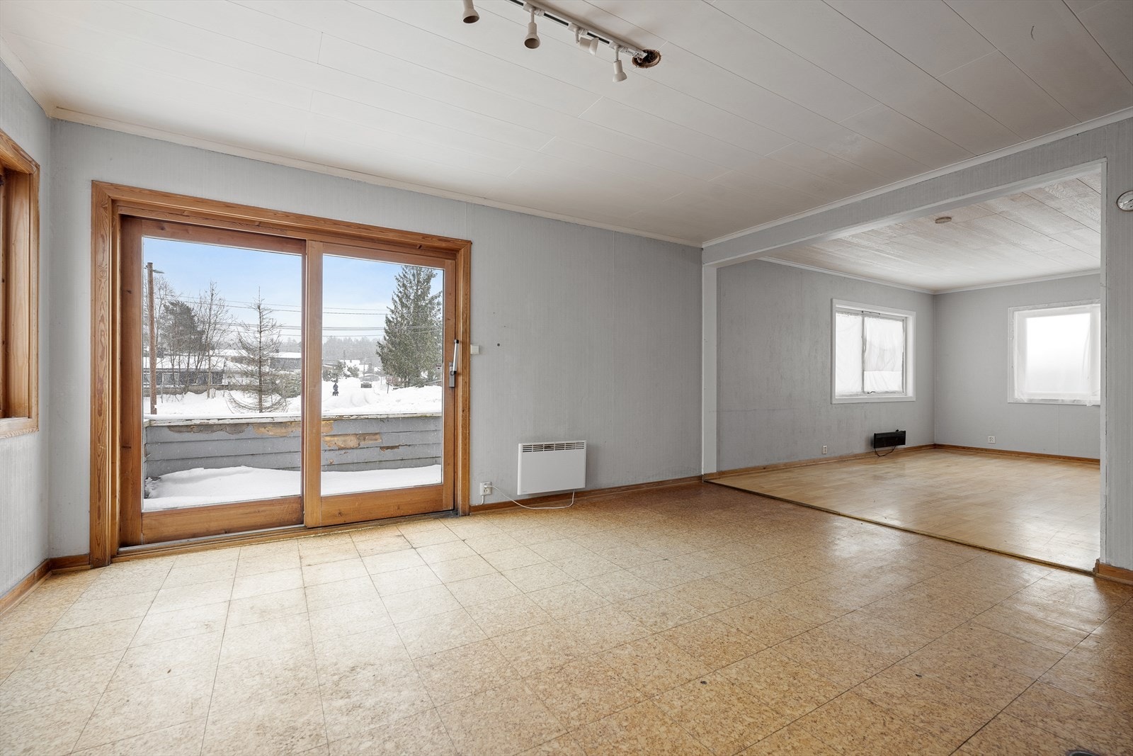 Fra stuen fra du utgang til terrassen og hagen i bakkant. Galleribilde