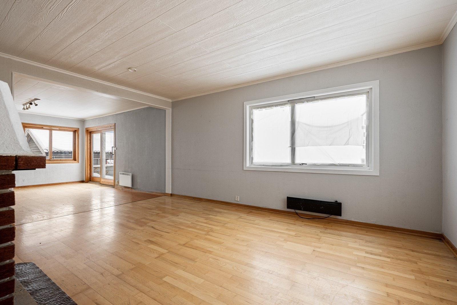 Stor stue med plass for flere sosiale soner. Her kan du enkelt innrede til en sosialstue og en spisestue med plass for samtlige gjester. Galleribilde