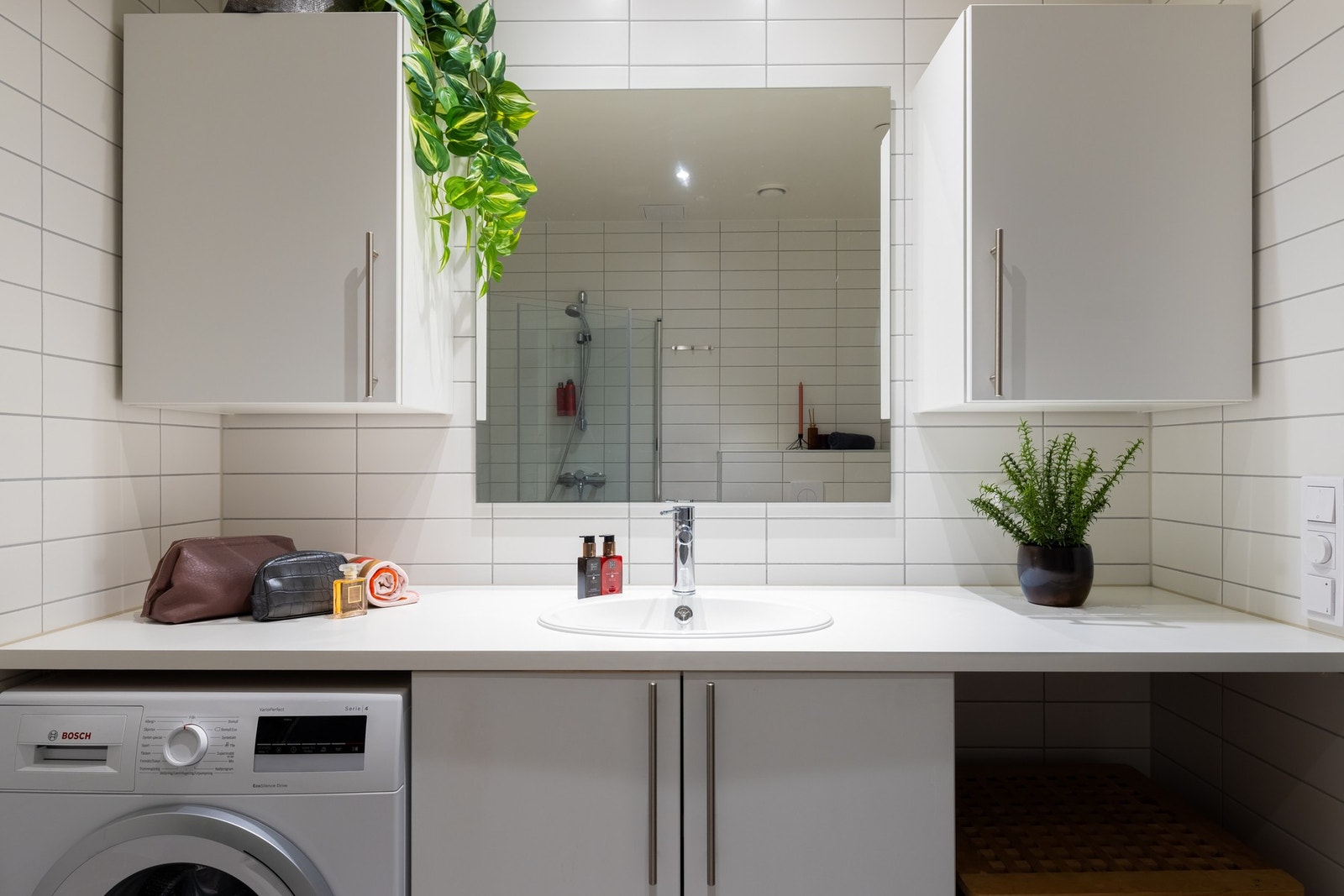 Innredningen består av servant på underskap, to overskap og speil. Videre er det vegghengt toalett og dusjhjørne med svingbare dører. Galleribilde