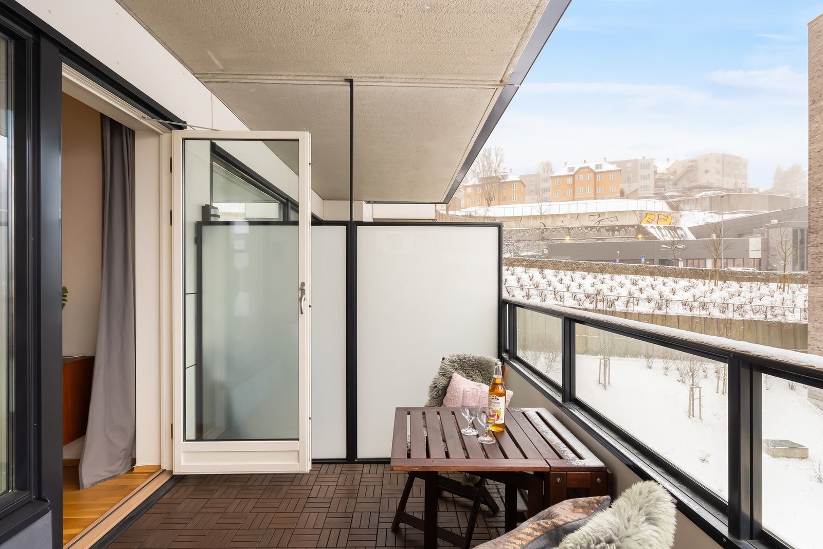 Balkongen har god plass til balkongmøblement, grill og beplantning. Galleribilde