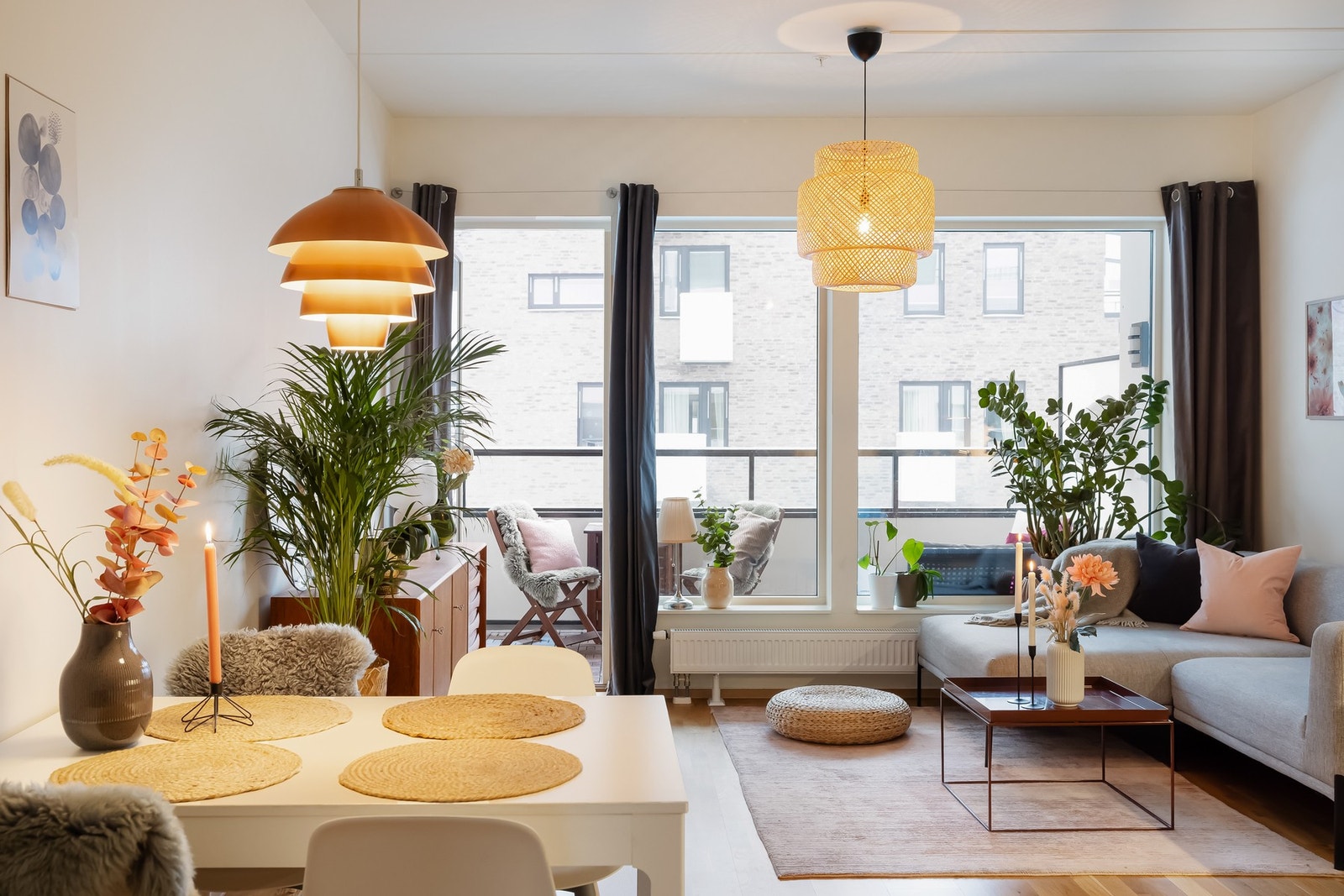 Her får du fin plass til både sofagruppe med tilhørende møblement og spisebord. Galleribilde