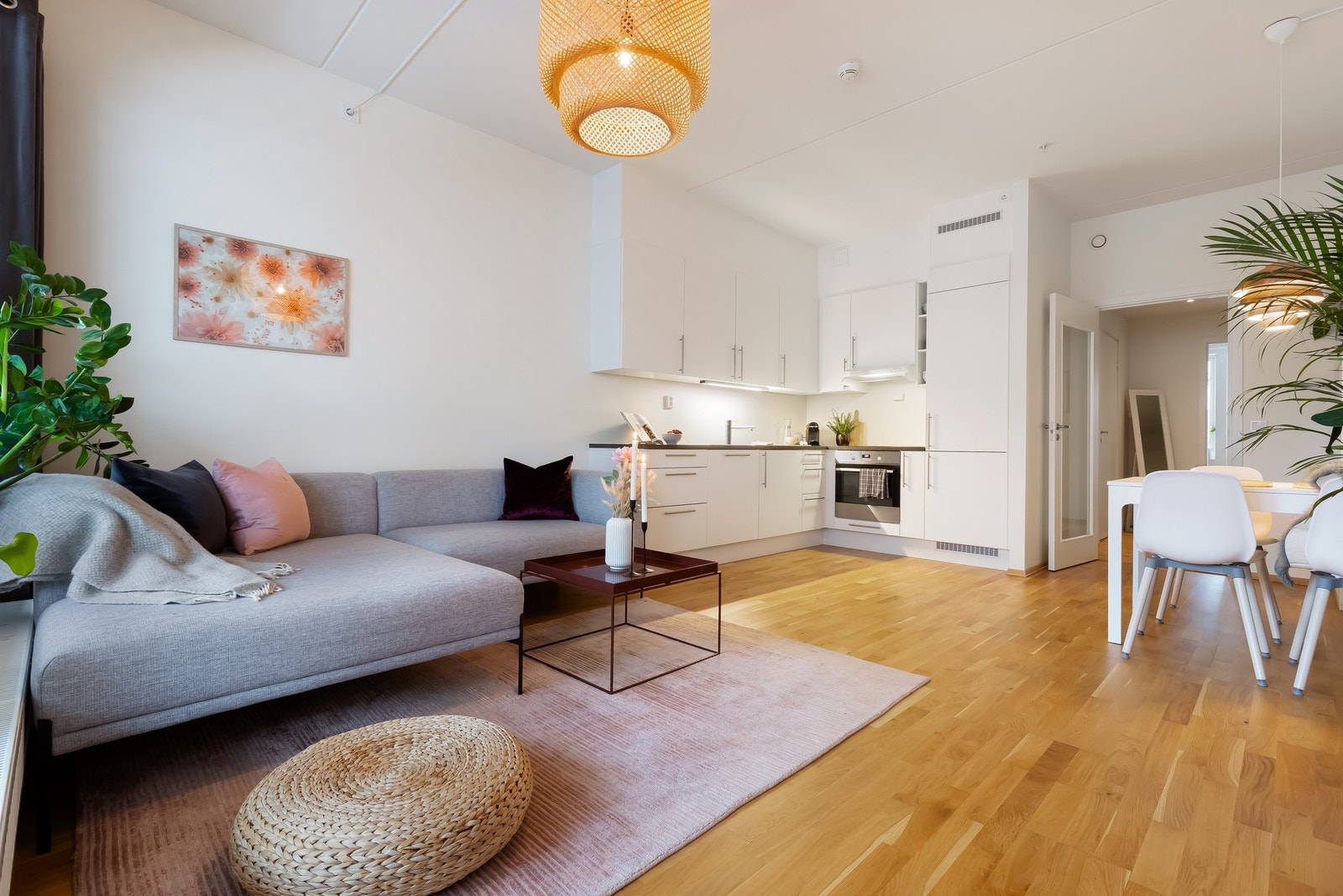 Kjøkkenhjørnet er i en åpen løsning mot stuen. Galleribilde