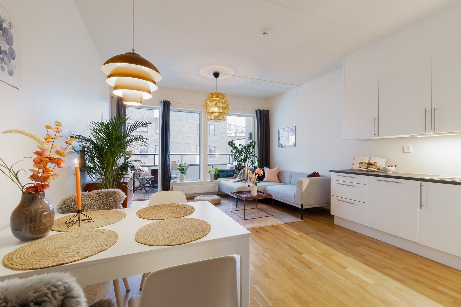 Stuen er lys og pen med parkett på gulv. Galleribilde