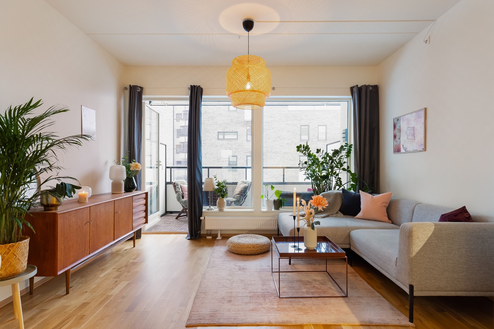 Silje Midtseim-Dammen ved EIE Løren ønsker velkommen til Freserveien 11! Galleribilde