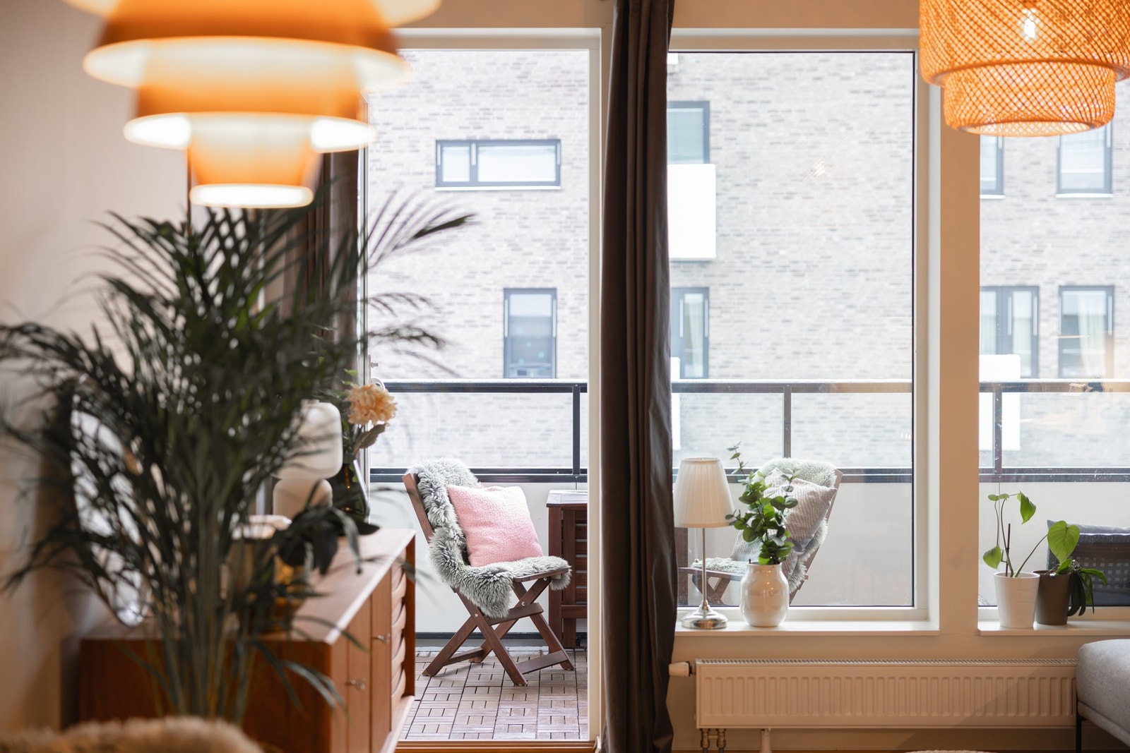 Her får man godt med naturlig lys fra generøse vindusflater, samt god takhøyde som gir en lys og luftig atmosfære. Galleribilde