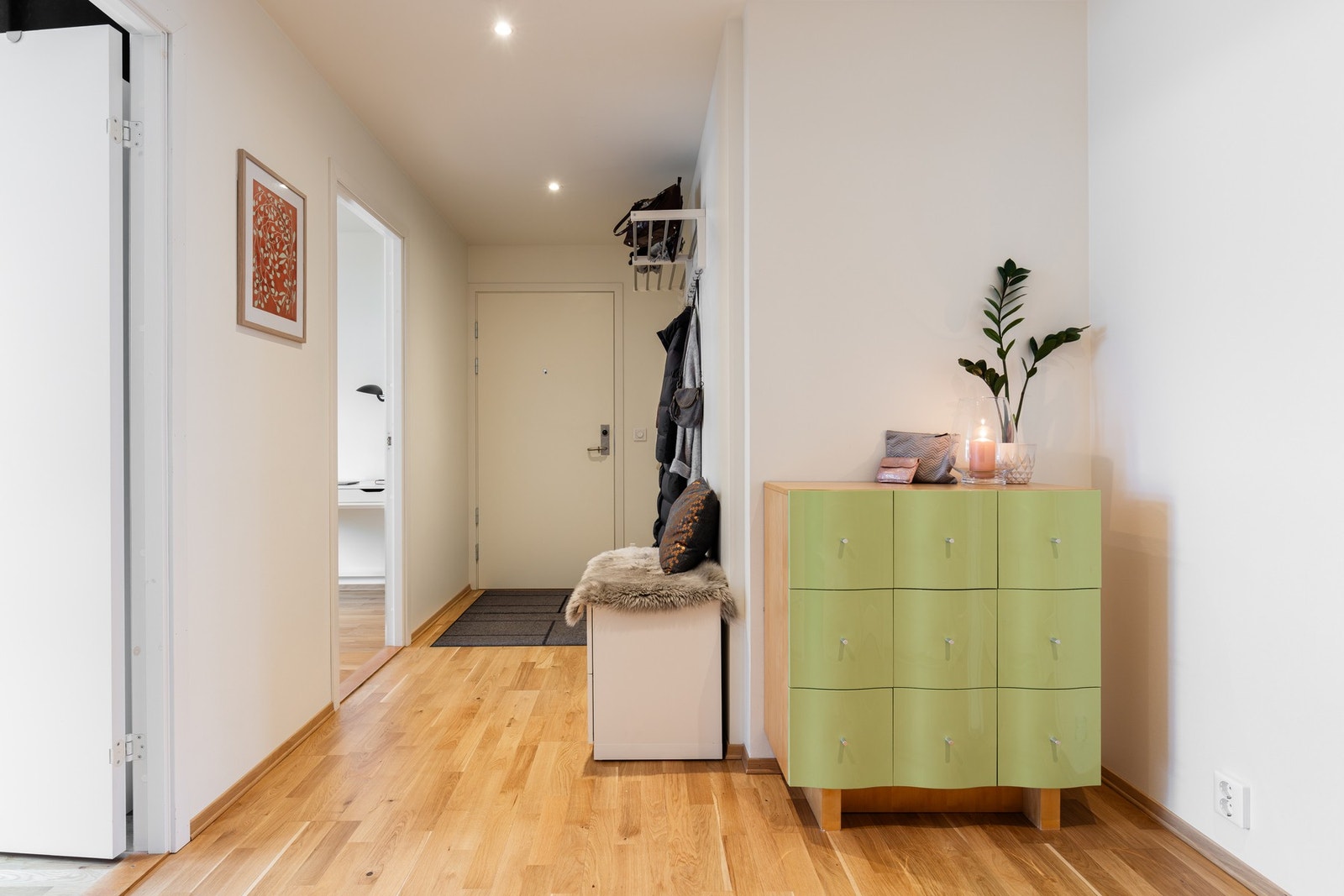 Det er heisadkomst fra felles inngangsparti, men ønsker du å ta trappene stopper du i byggets 5.etasje. Galleribilde