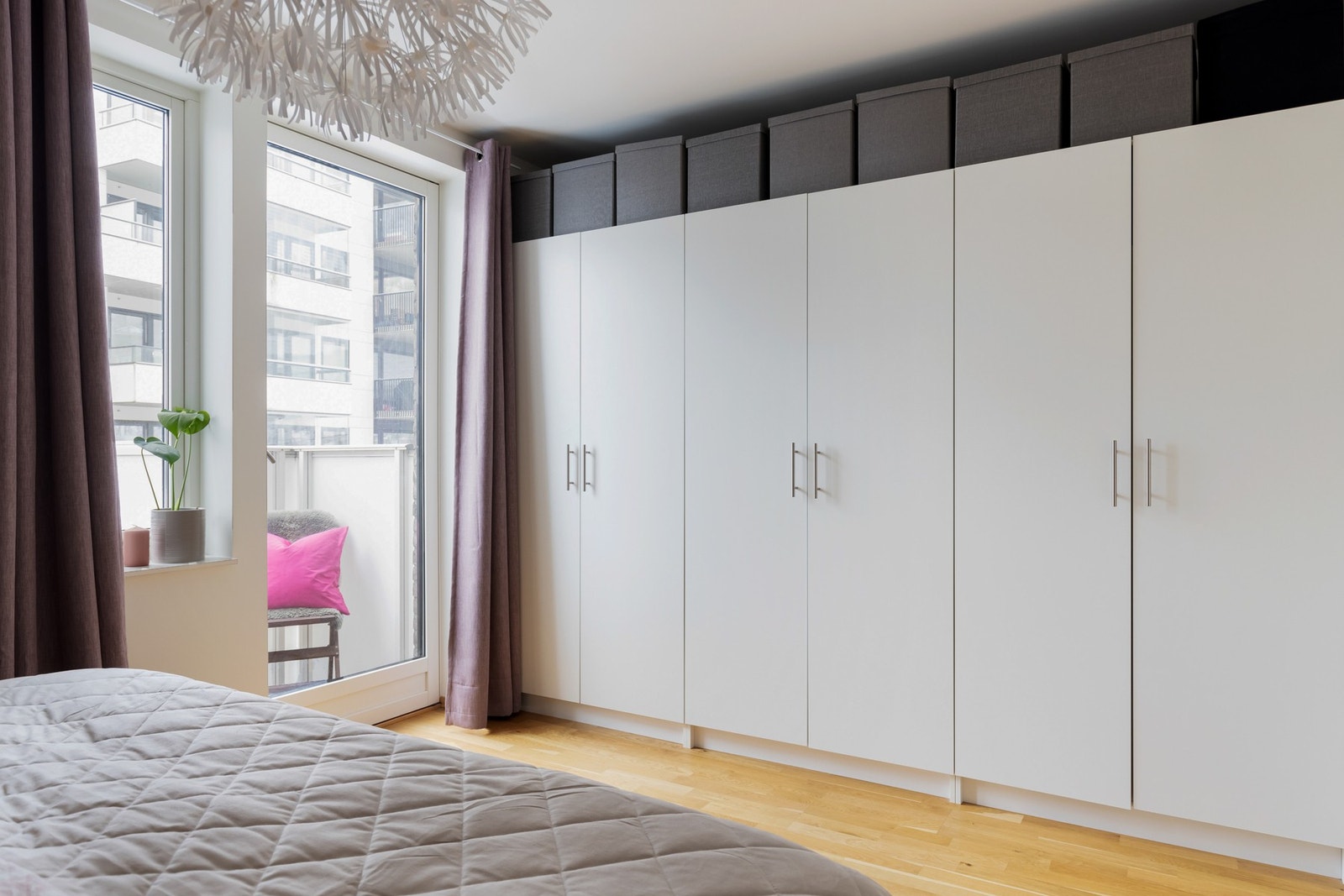 Det er i tillegg fin plass til nattbord på begge siden, samt en stor garderobeløsning som strekker seg langs hele den ene veggen. Galleribilde